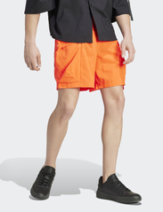 adidas Sportswear - City Escape Cargo Shorts - solred - 2