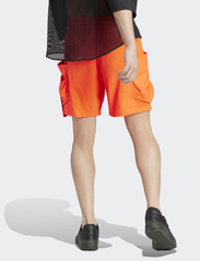 adidas Sportswear - City Escape Cargo Shorts - solred - 3