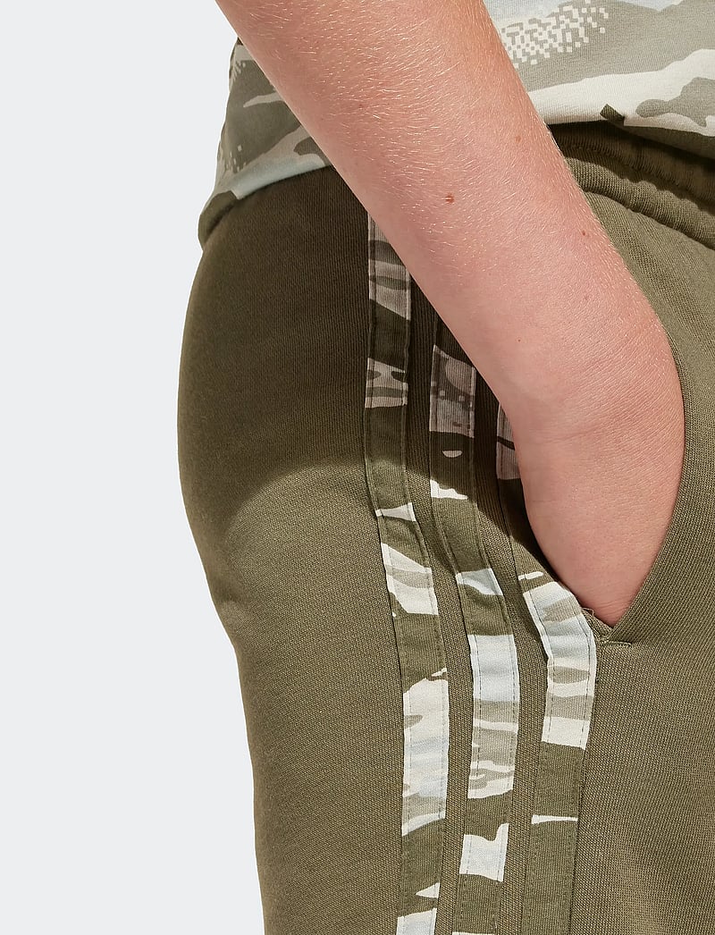 adidas Sportswear - J CAMO SHORT - sporta šorti - olistr/multco - 5