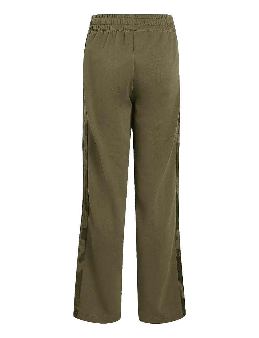 adidas Sportswear - J CAMO PT 3S - dressipüksid - olistr/junink - 1