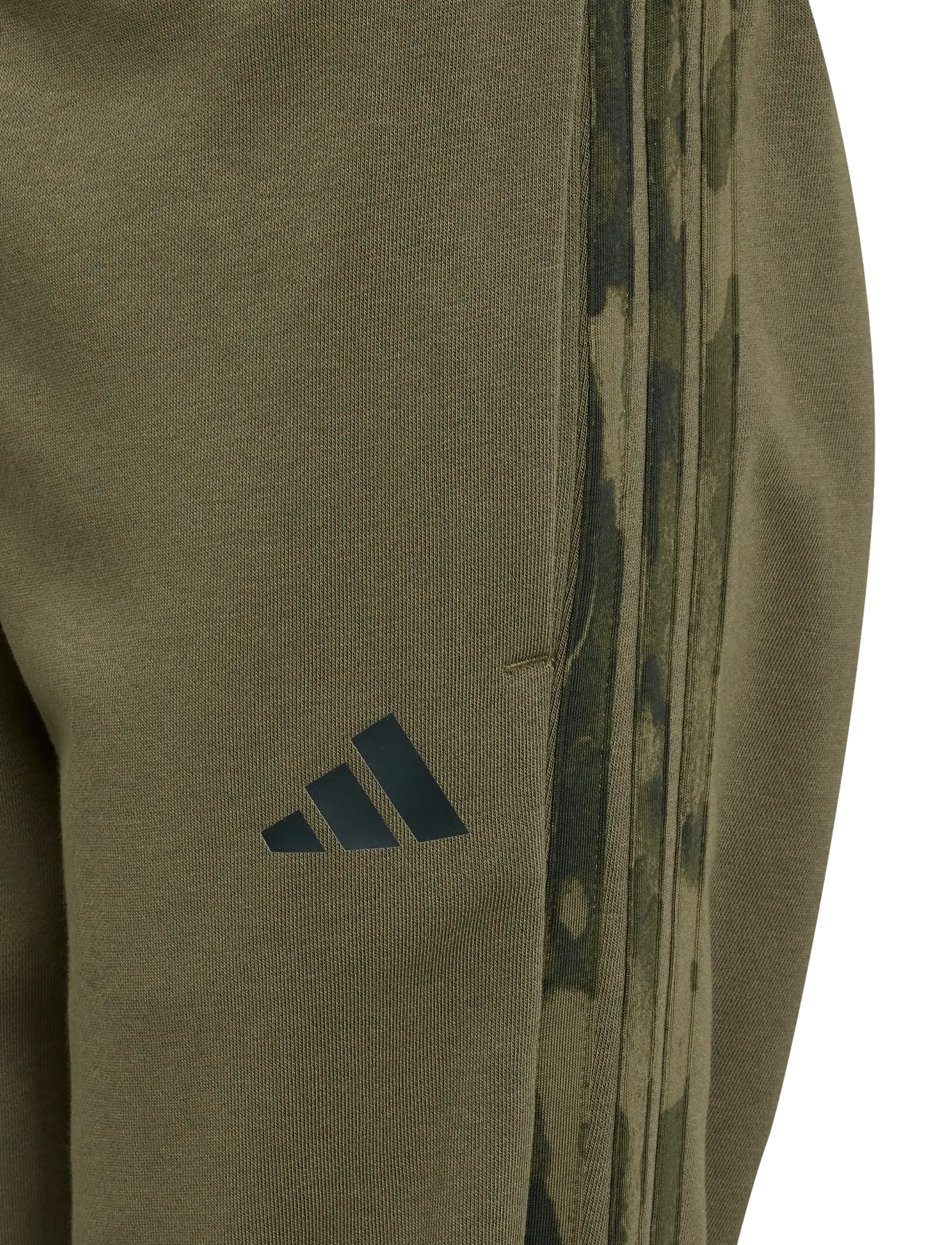 adidas Sportswear - J CAMO PT 3S - dressipüksid - olistr/junink - 2