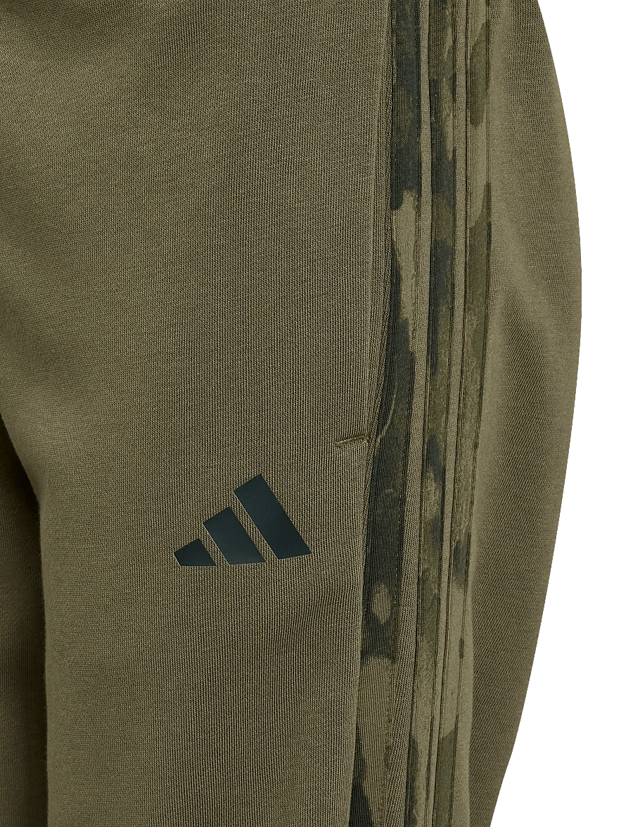 adidas Sportswear - J CAMO PT 3S - dressipüksid - olistr/junink - 2