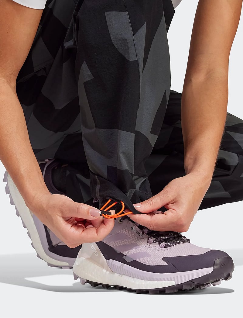 adidas Terrex - W CARGO AOP P - outdoorhosen - black/carbon - 2