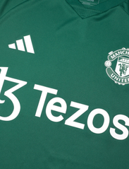 adidas Performance - Manchester United Tiro 23 Training Jersey - voetbalshirts - cgreen/corgrn/actred - 4