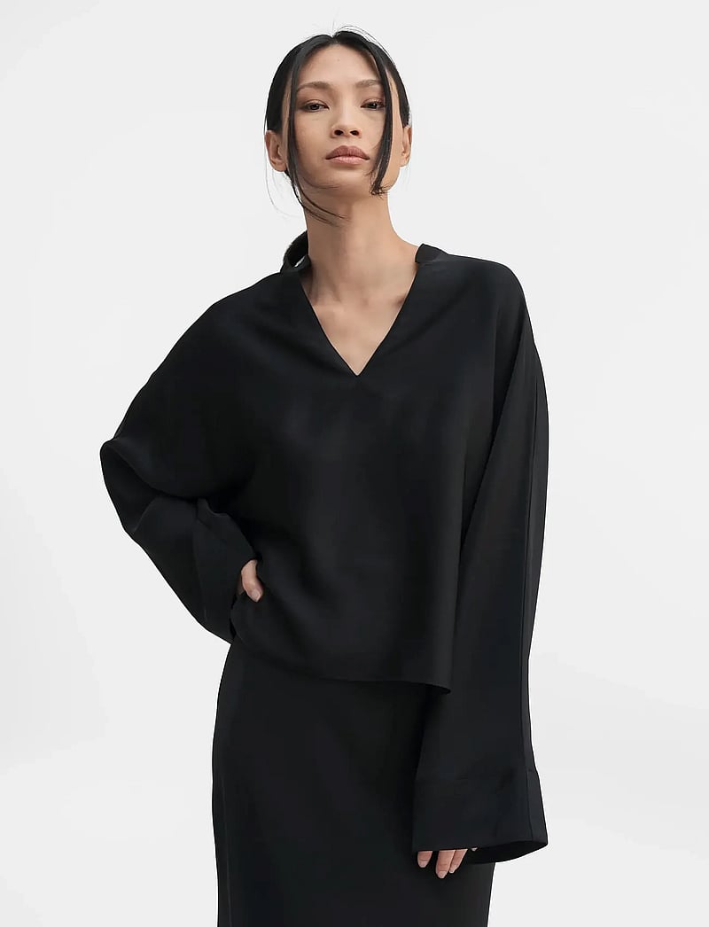Ahlvar Gallery - Nina v-neck silk blouse - långärmade blusar - black - 0