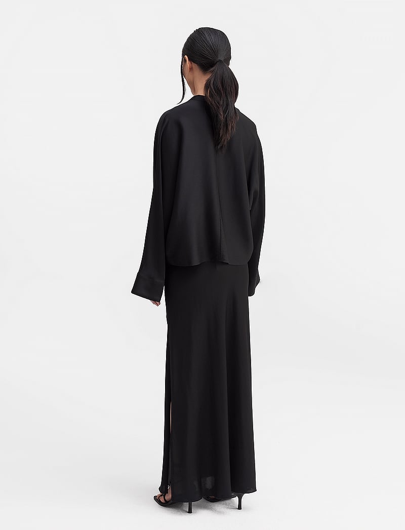 Ahlvar Gallery - Nina v-neck silk blouse - långärmade blusar - black - 4