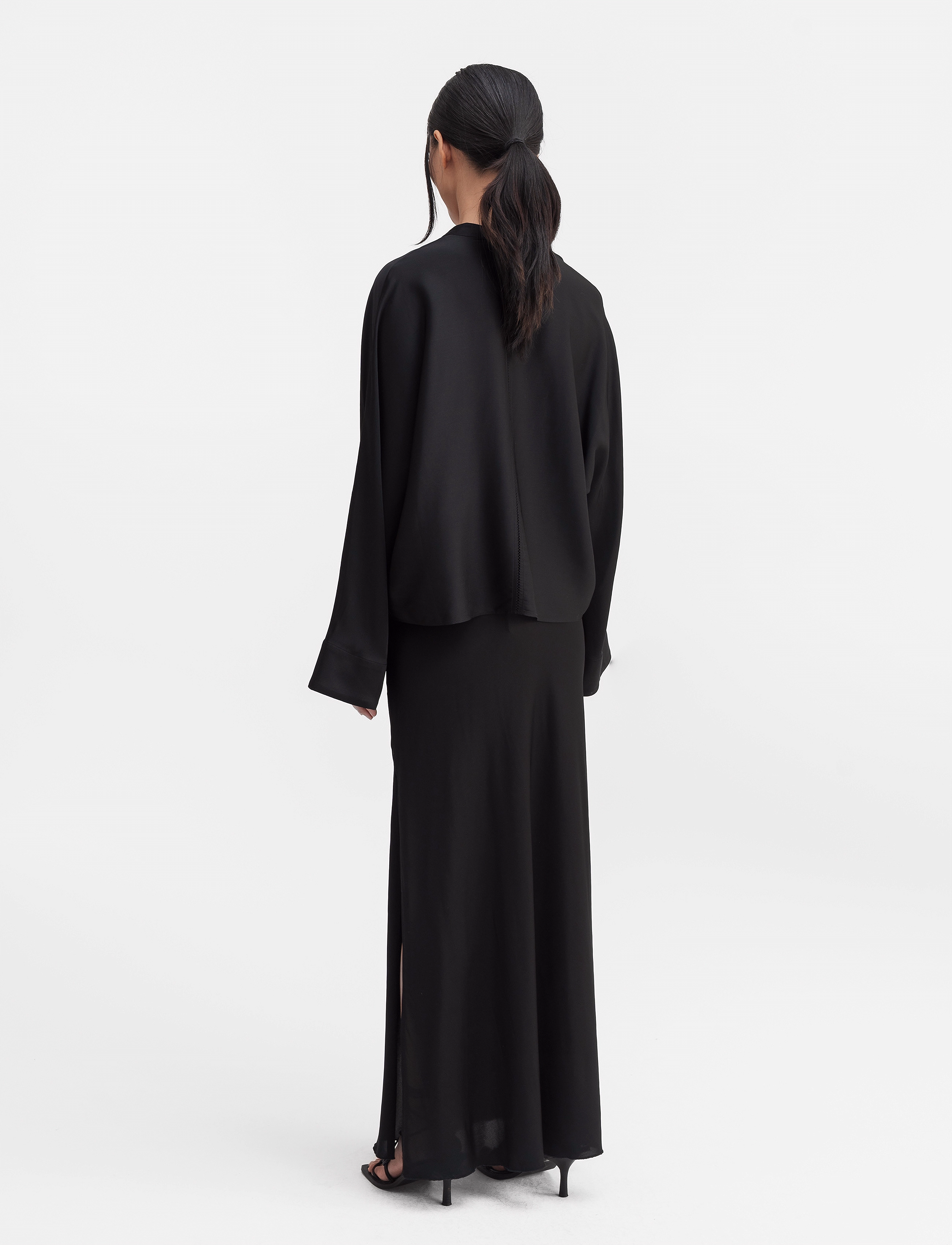 Ahlvar Gallery - Nina v-neck silk blouse - långärmade blusar - black - 4