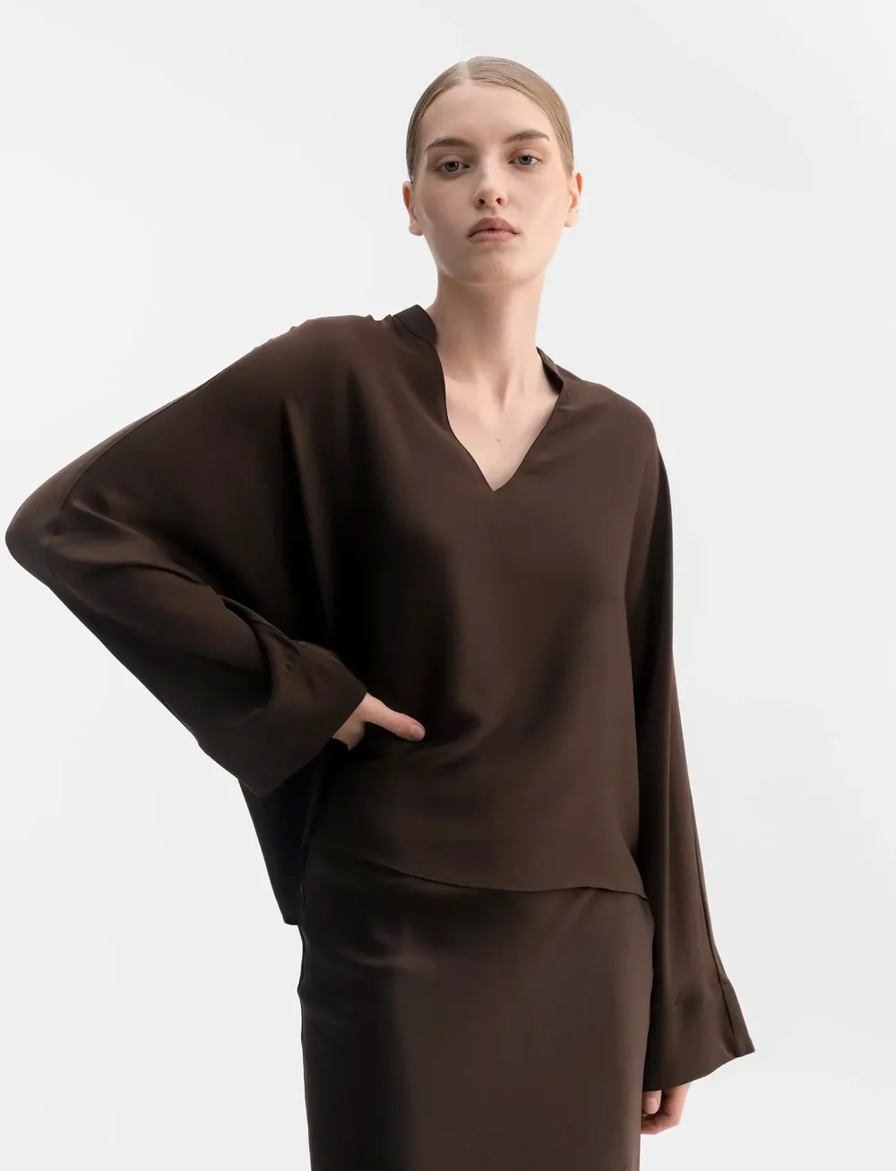 Ahlvar Gallery - Nina v-neck silk blouse - långärmade blusar - dark brown - 0