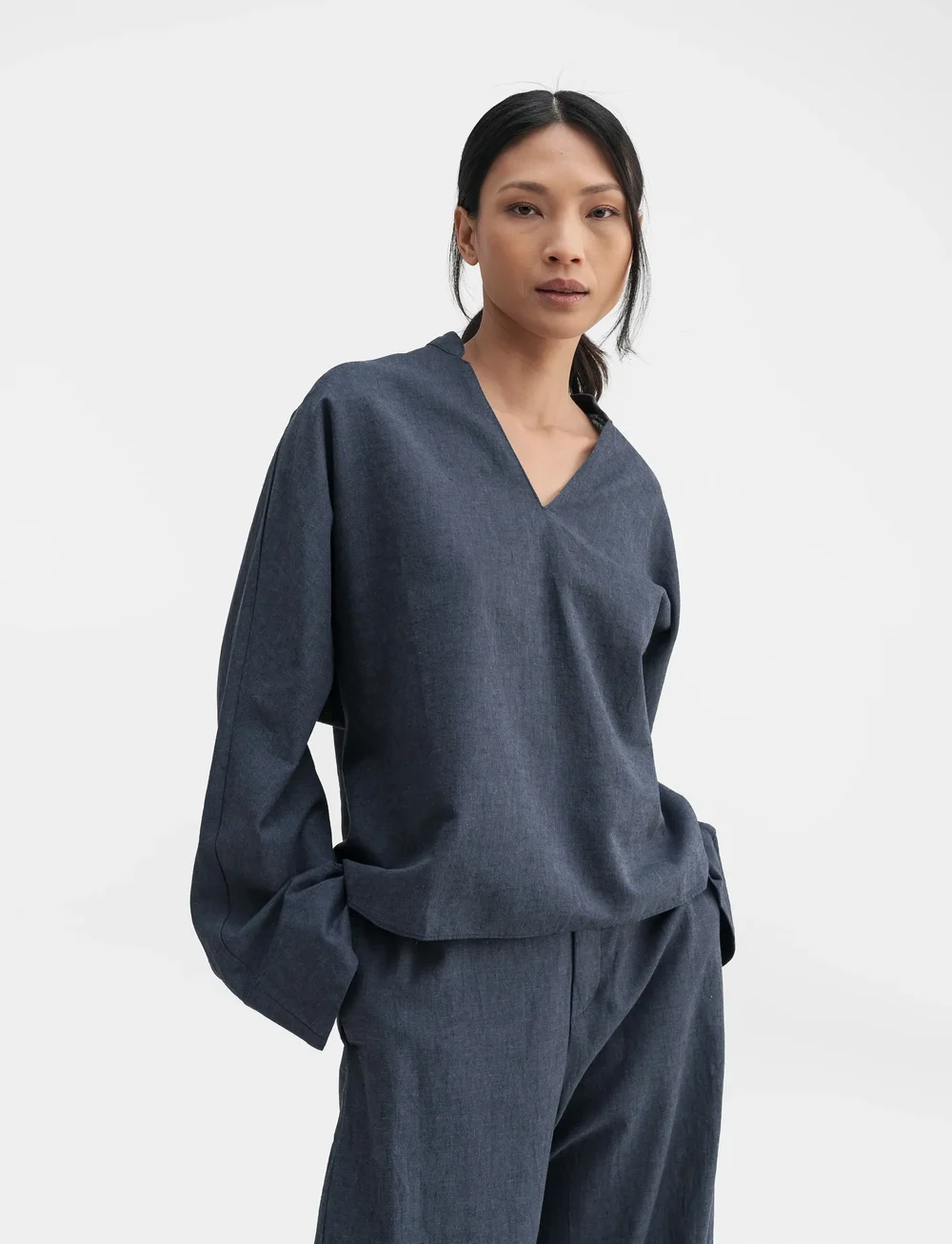 Ahlvar Gallery - Nina v-neck linen blouse - langærmede bluser - blue grey - 0