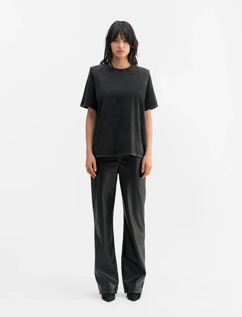Ahlvar Gallery - Aina PU leather trousers - raka byxor - black - 0