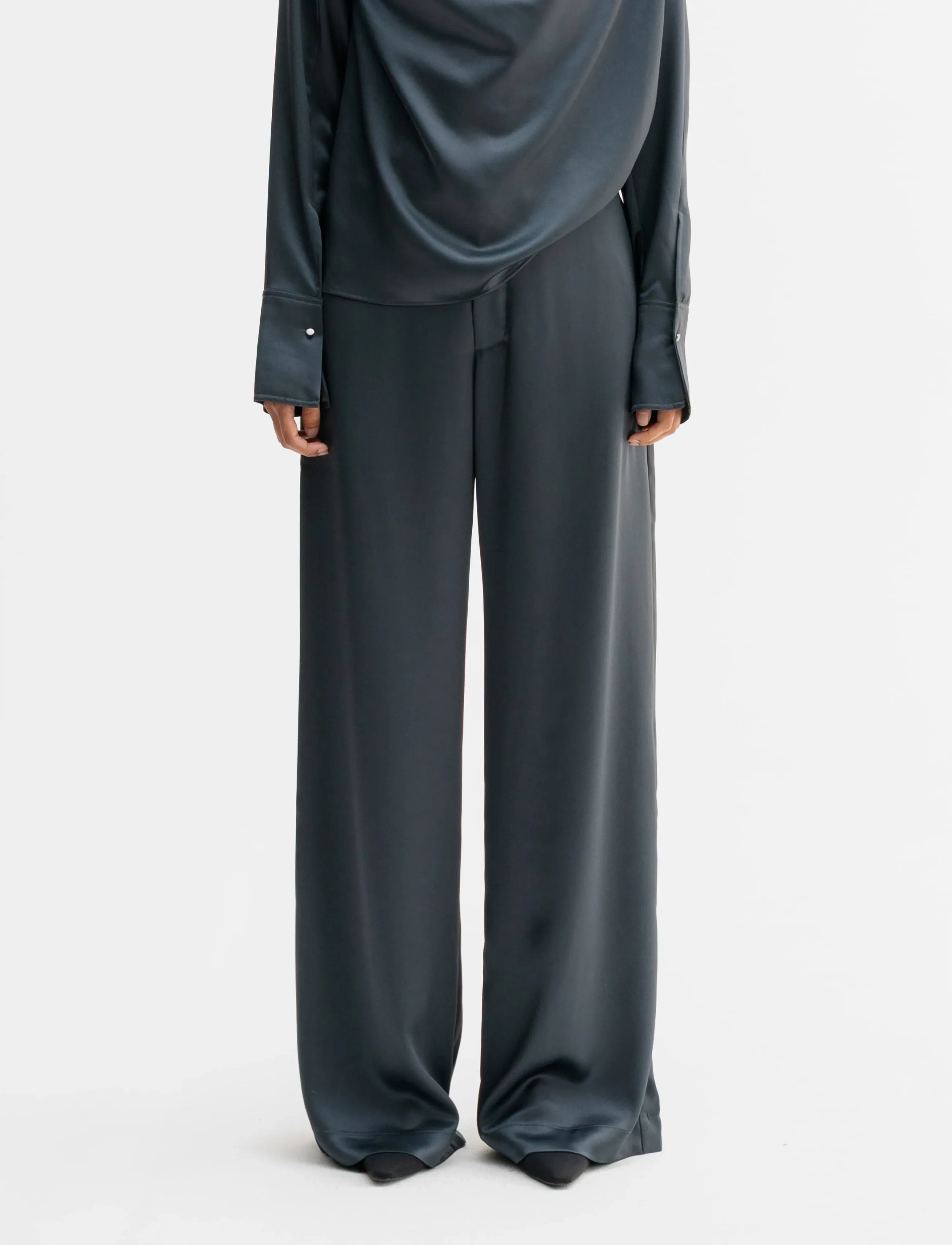 Ahlvar Gallery - Mila satin trousers - laia säärega püksid - dark grey - 3
