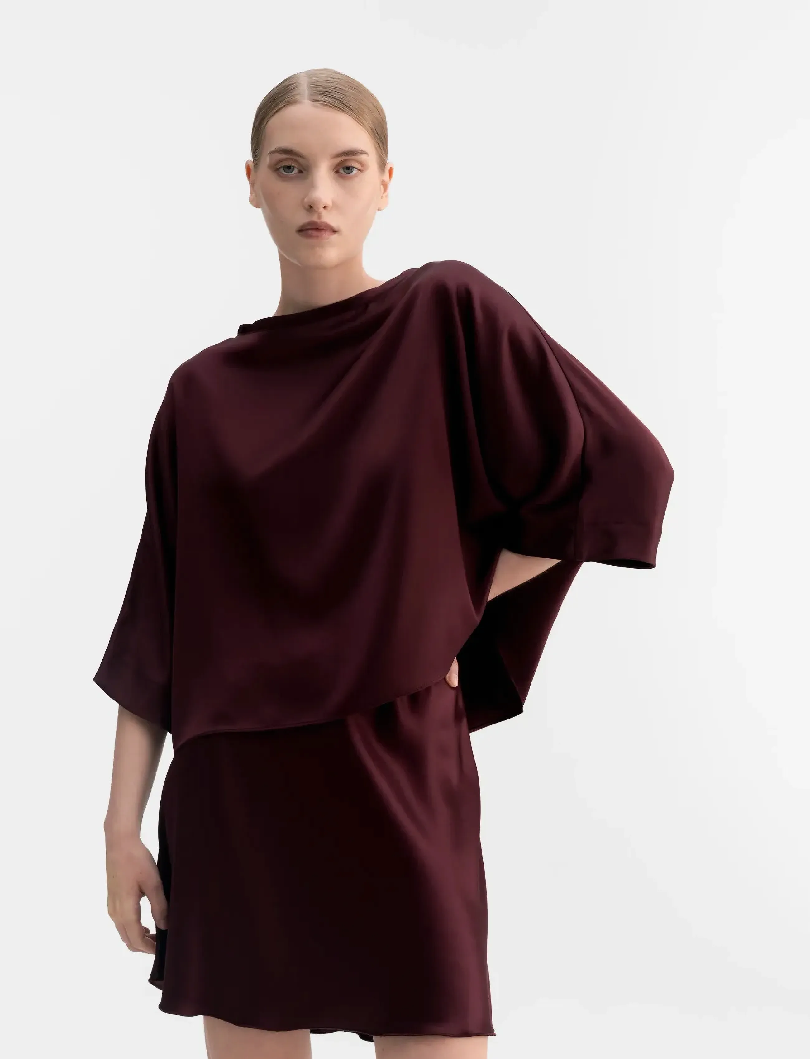 Ahlvar Gallery Thea satin tee - Bluser - BURGUNDY / burgundy