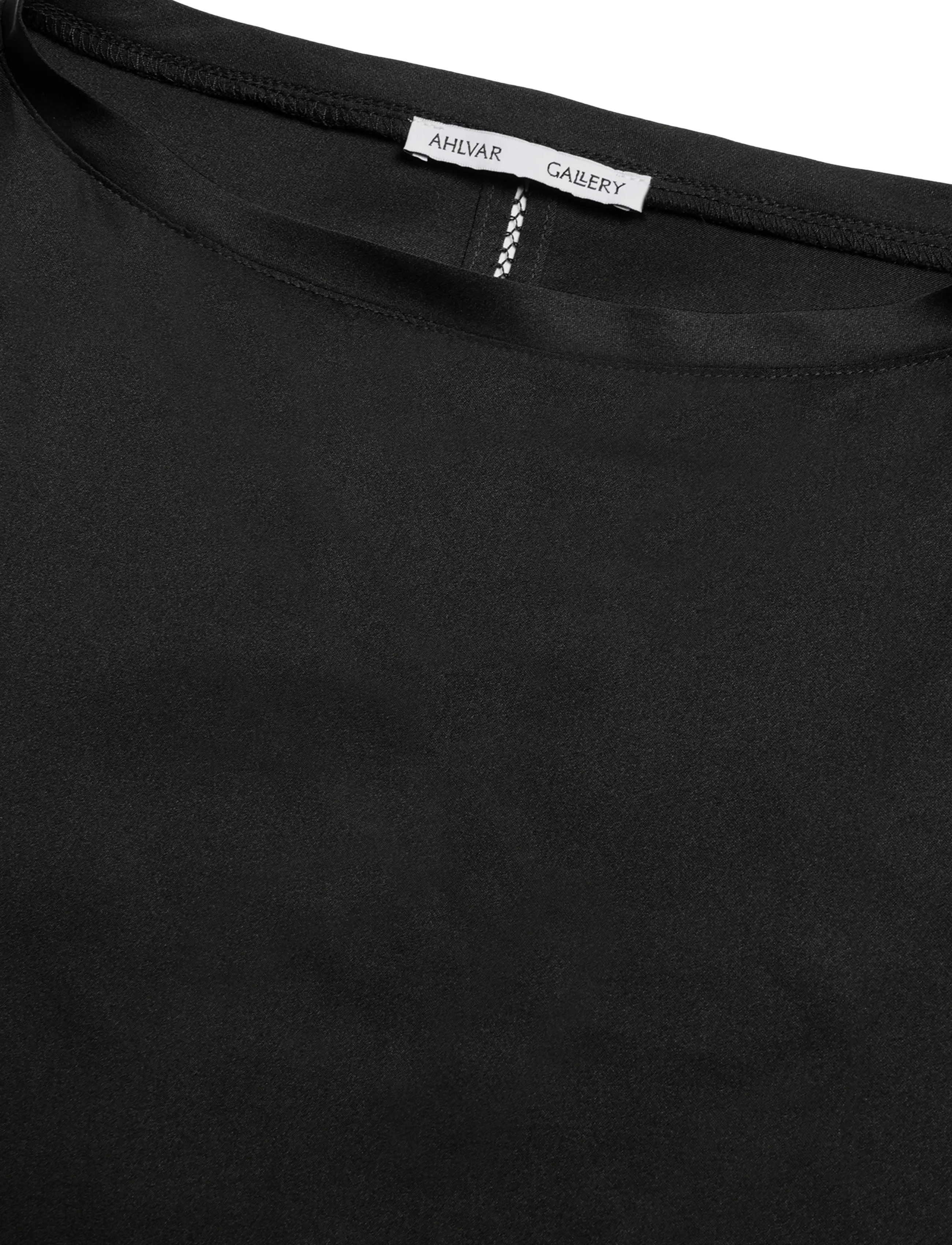 Ahlvar Gallery - Thea silk tee - kortærmede bluser - black - 2
