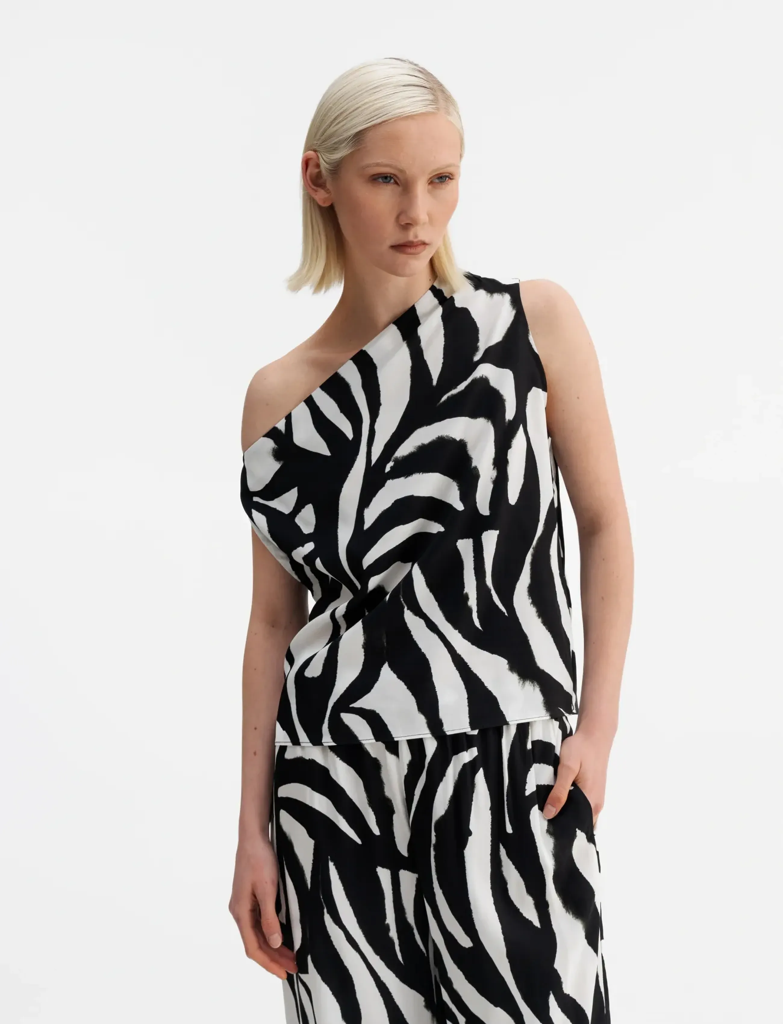 Ahlvar Gallery Lacy zebra tank - Blouses - WHITE / white