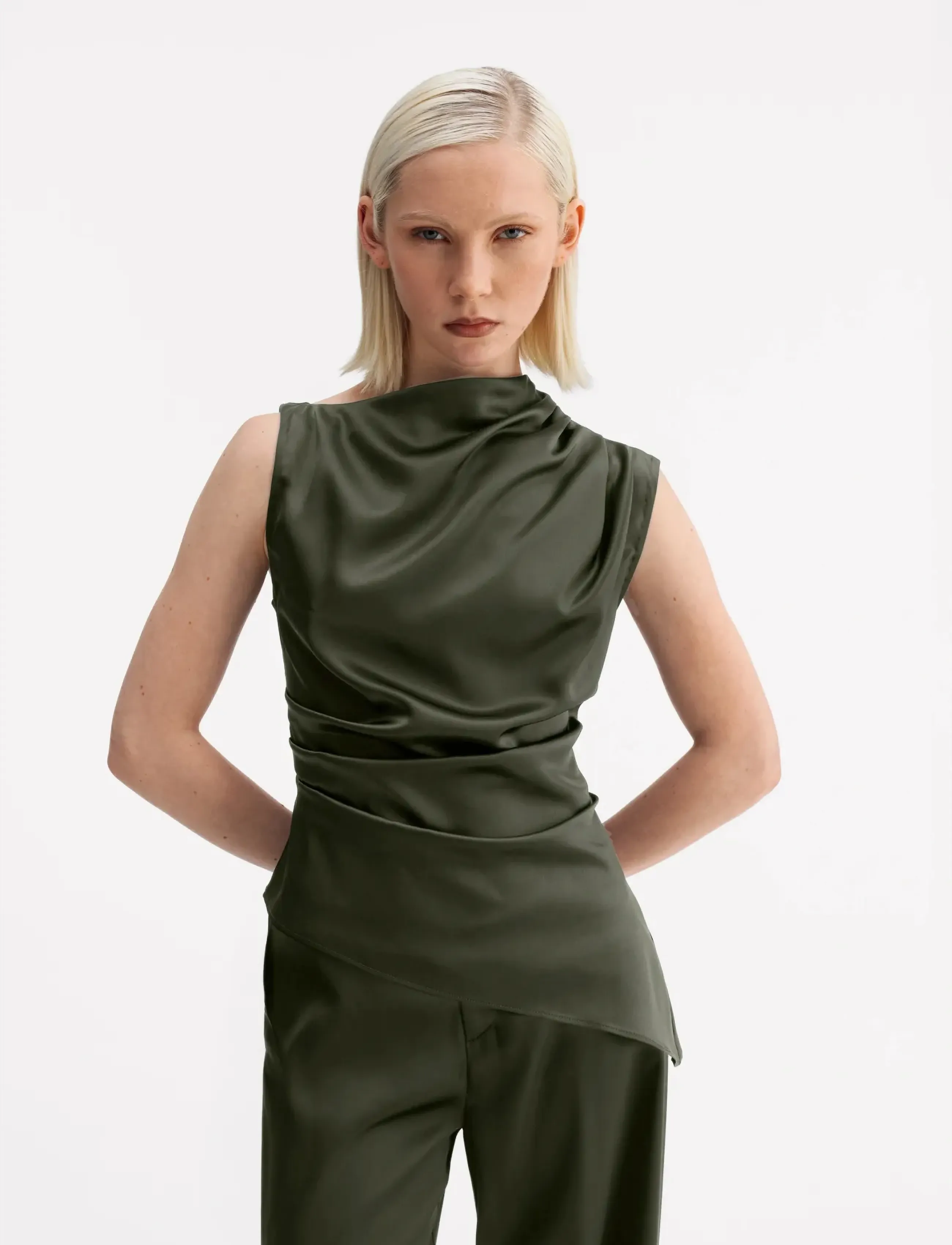 Ahlvar Gallery - Lizi satin tank - Ärmellose blusen - olive green - 0