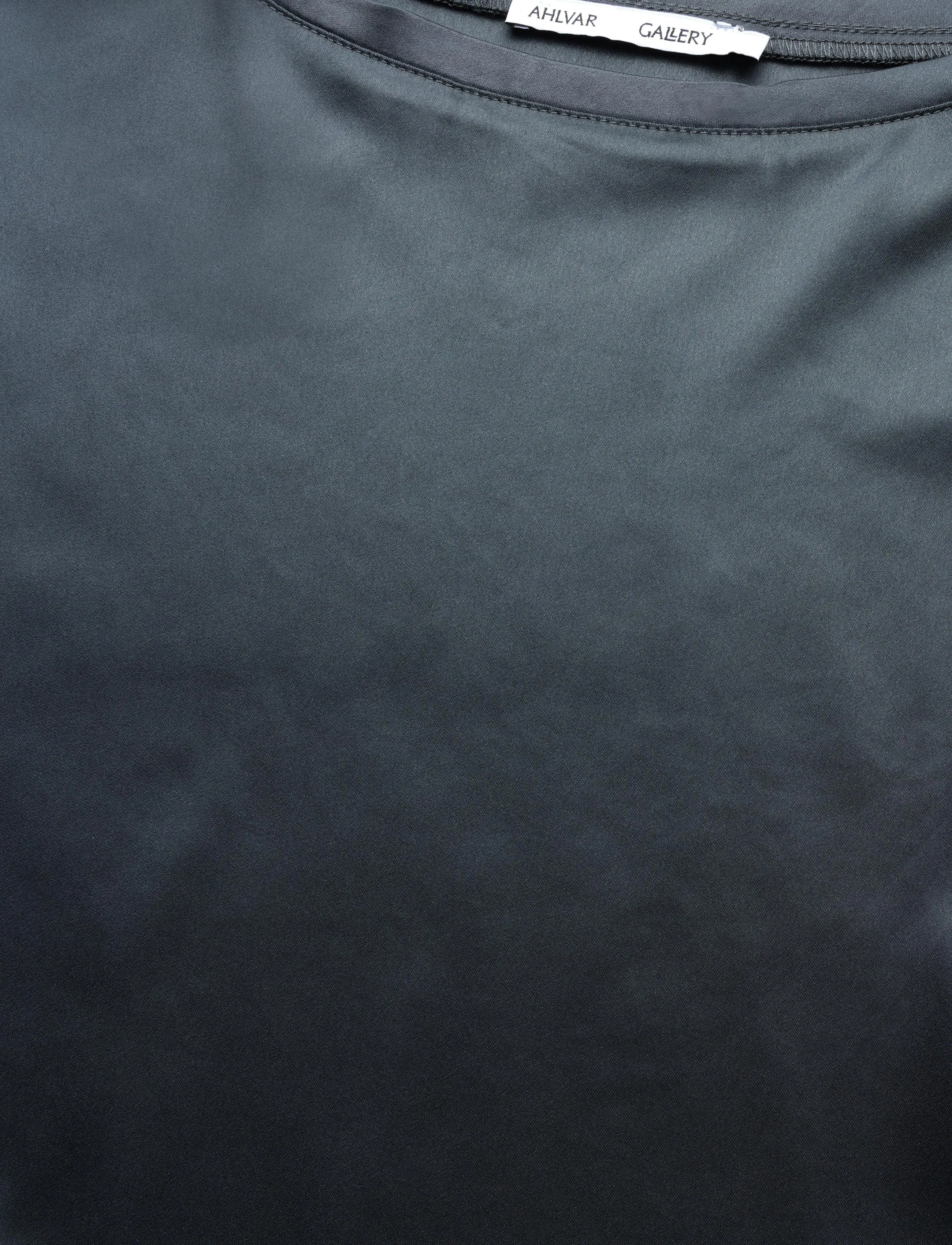 Ahlvar Gallery - Tori satin tee - t-shirts - dark grey - 4
