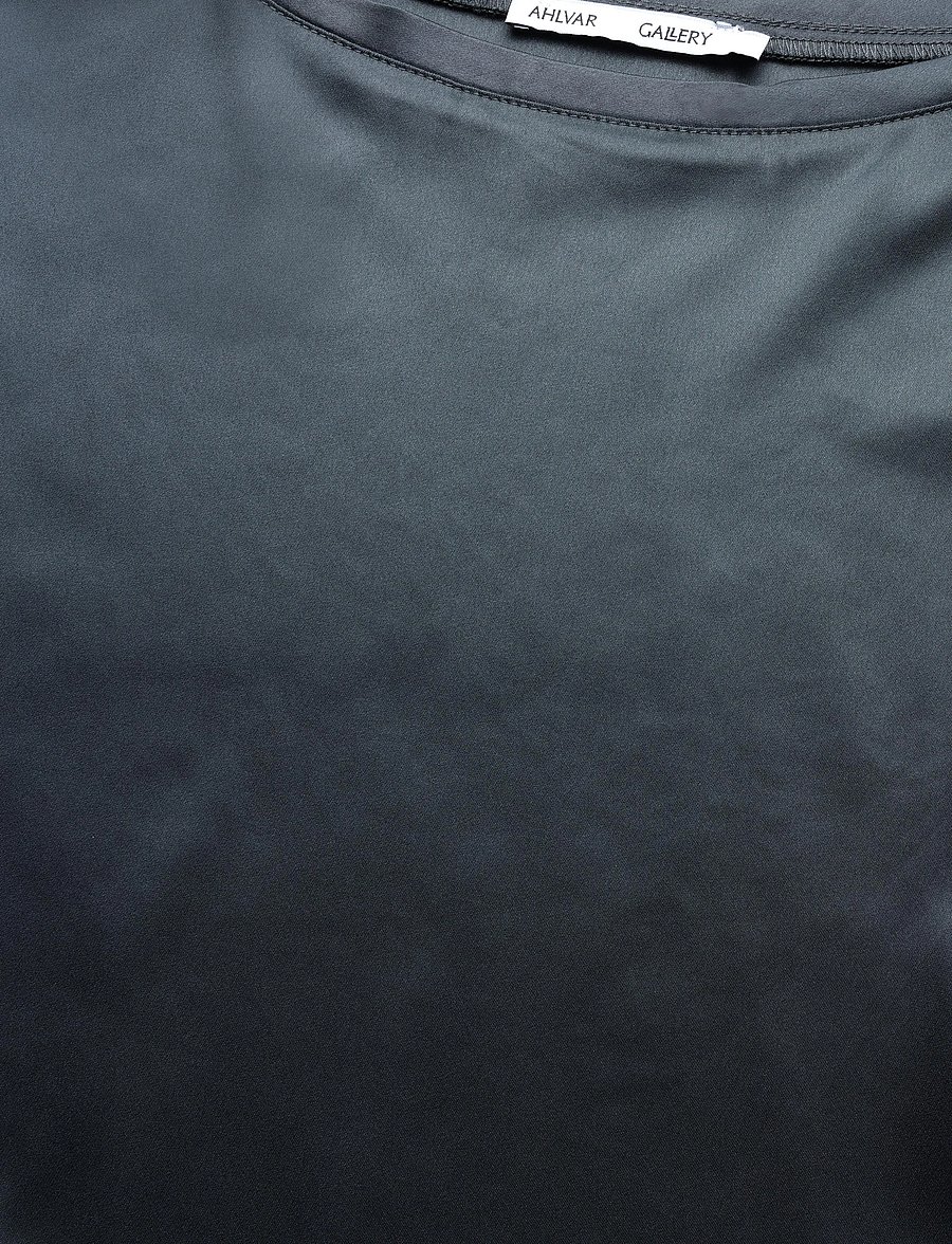 Ahlvar Gallery - Tori satin tee - t-shirts - dark grey - 4