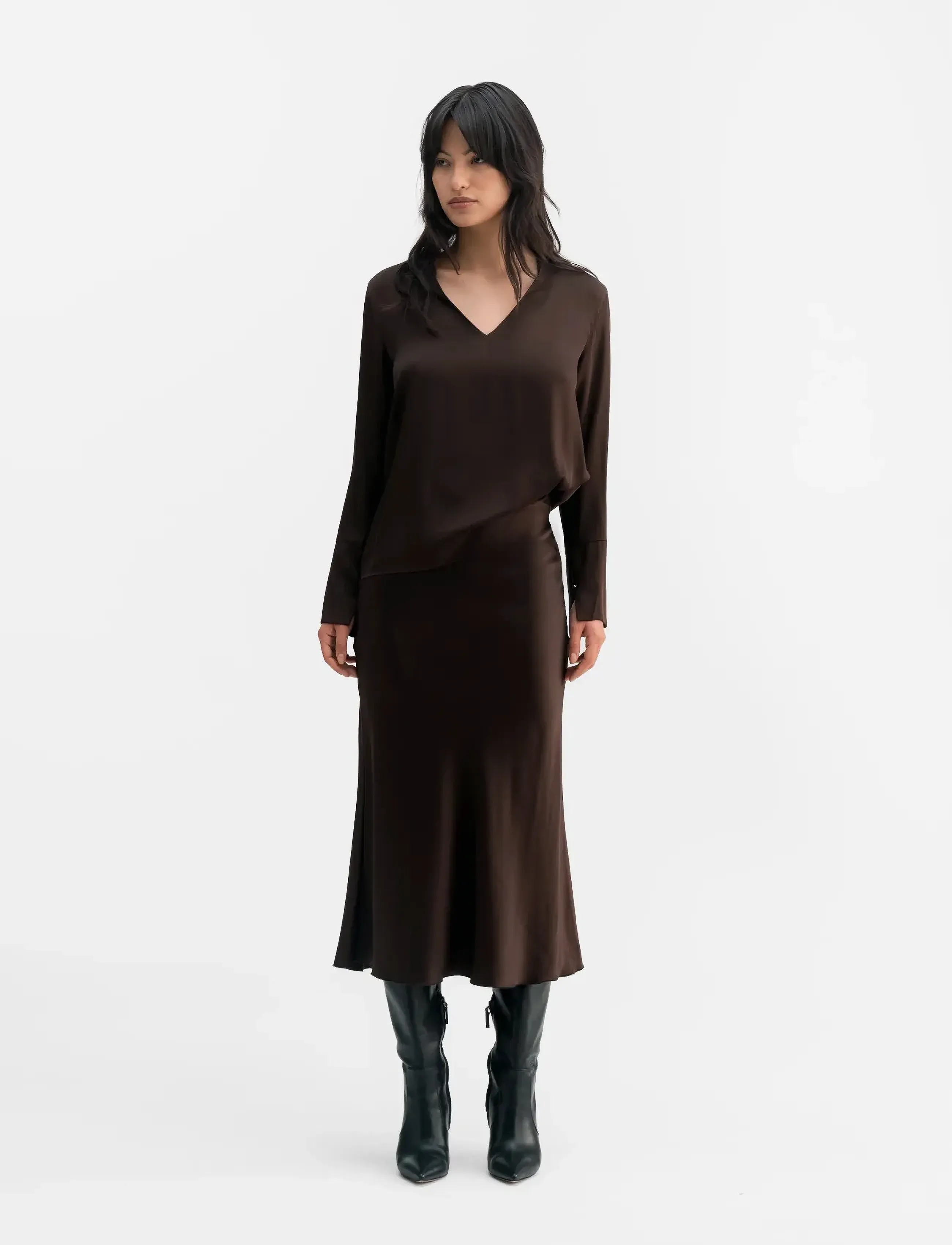 Ahlvar Gallery - Hana satin silk skirt - midinederdele - dark brown - 3