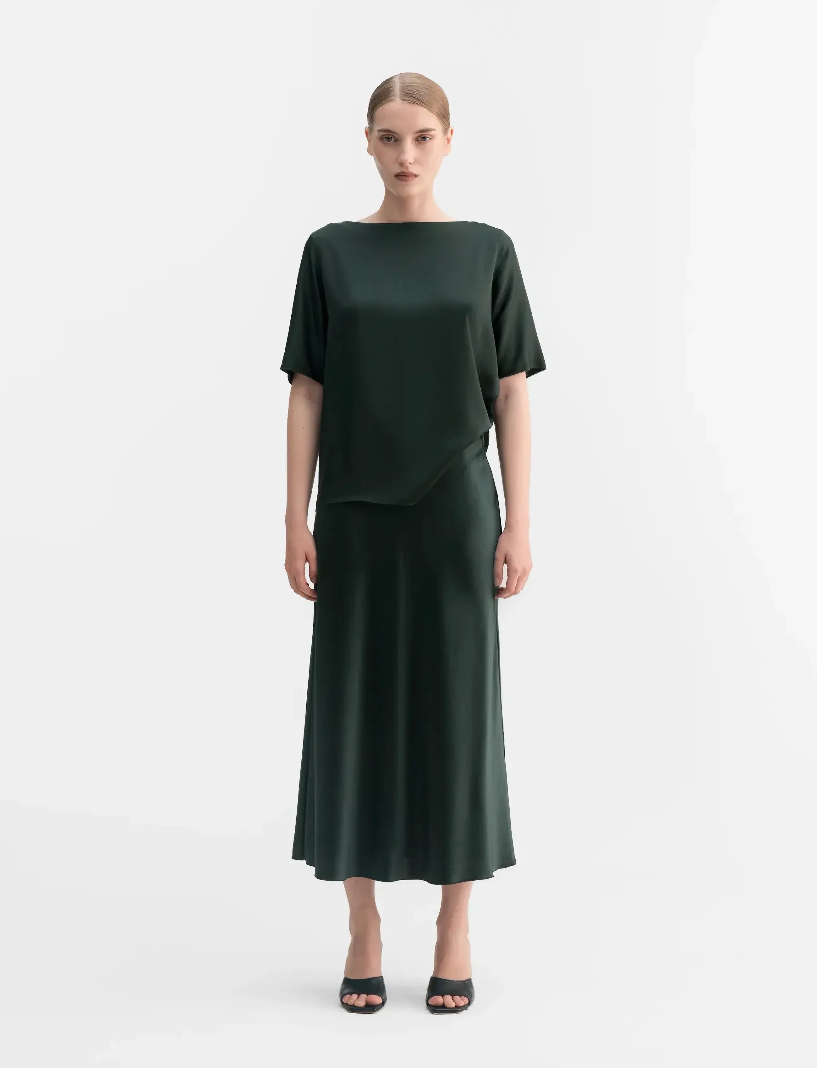 Ahlvar Gallery Hana satin silk skirt - Midiseelikud - DEEP FOREST / black