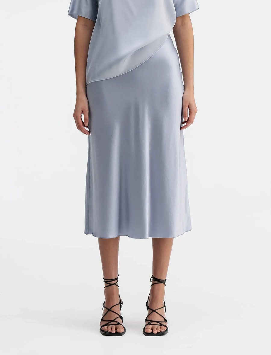 Ahlvar Gallery - Hana satin silk skirt - midi-röcke - denim blue - 0