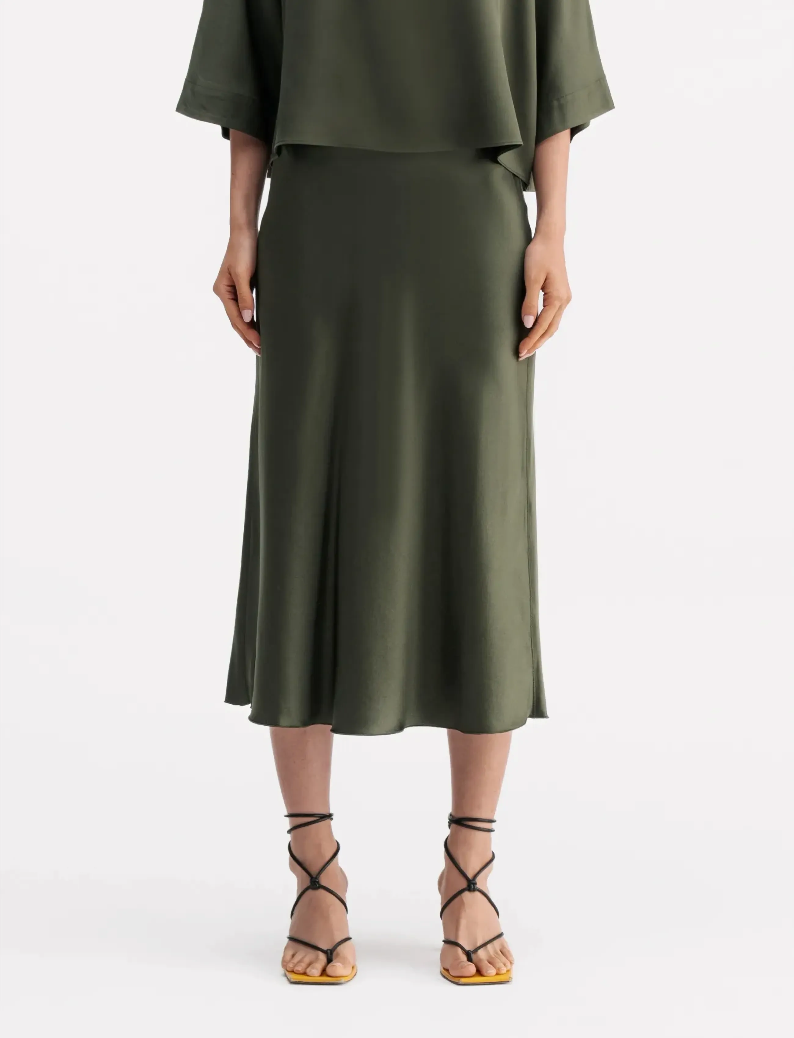 Ahlvar Gallery Hana satin silk skirt - Midi-Röcke - OLIVE GREEN / khaki/green