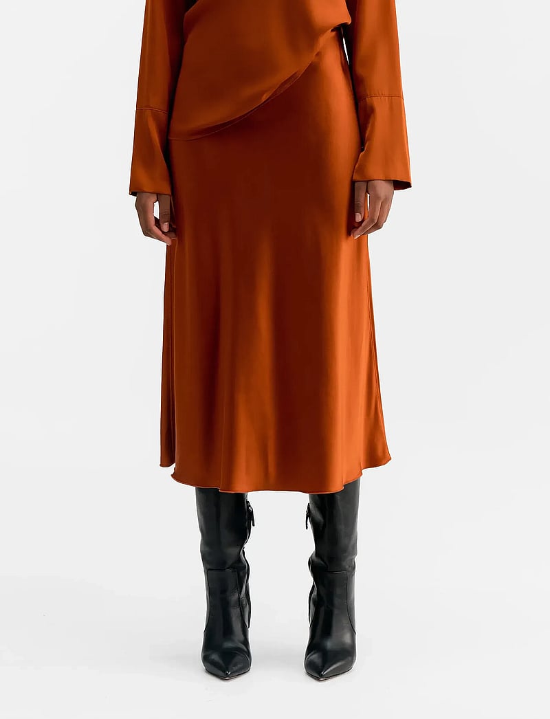 Ahlvar Gallery - Hana satin silk skirt - midi-röcke - rust - 3
