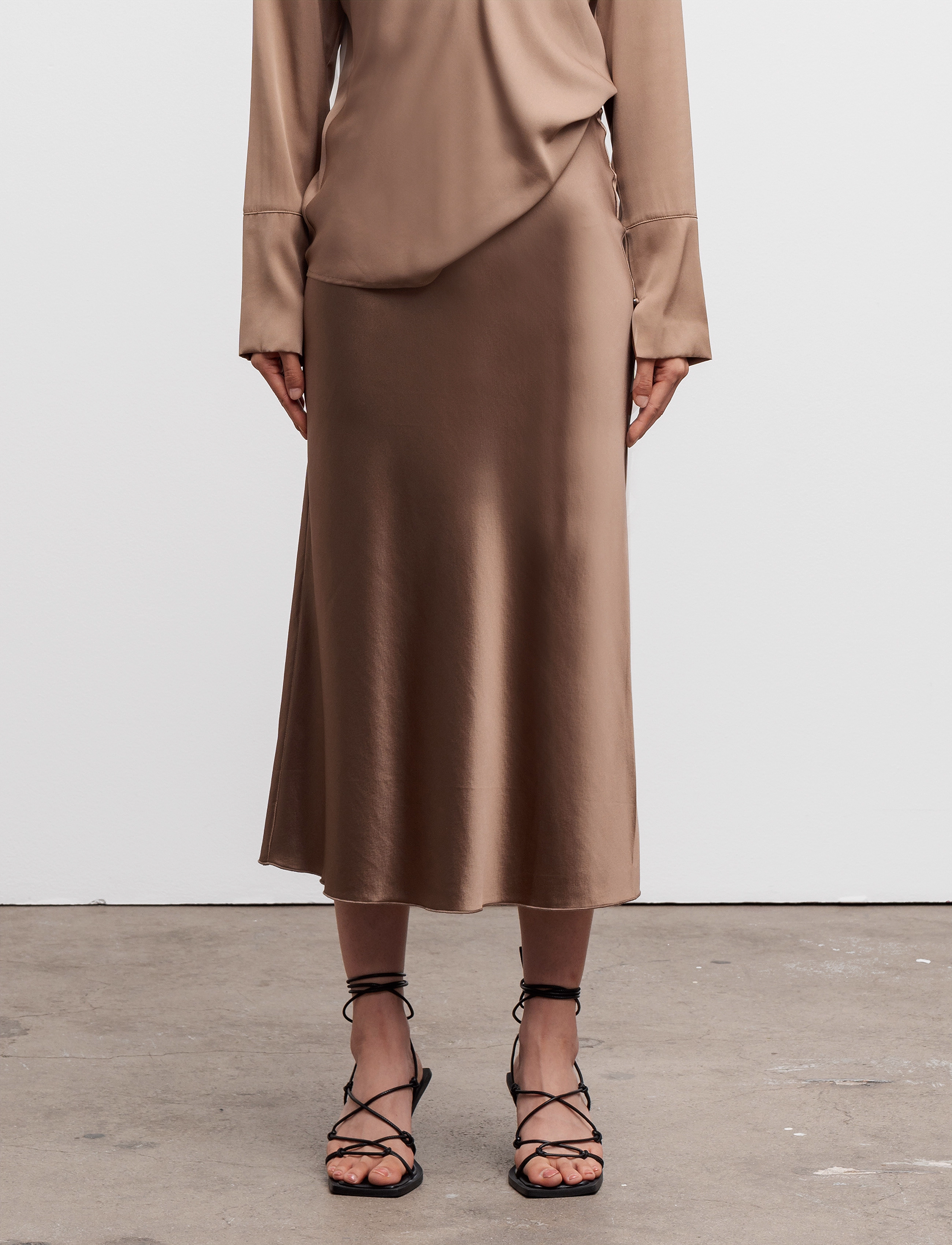 Ahlvar Gallery Hana satin silk skirt - Röcke - SAND / brown