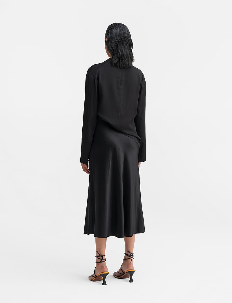 Ahlvar Gallery - Ayumi silk blouse - langærmede bluser - black - 4