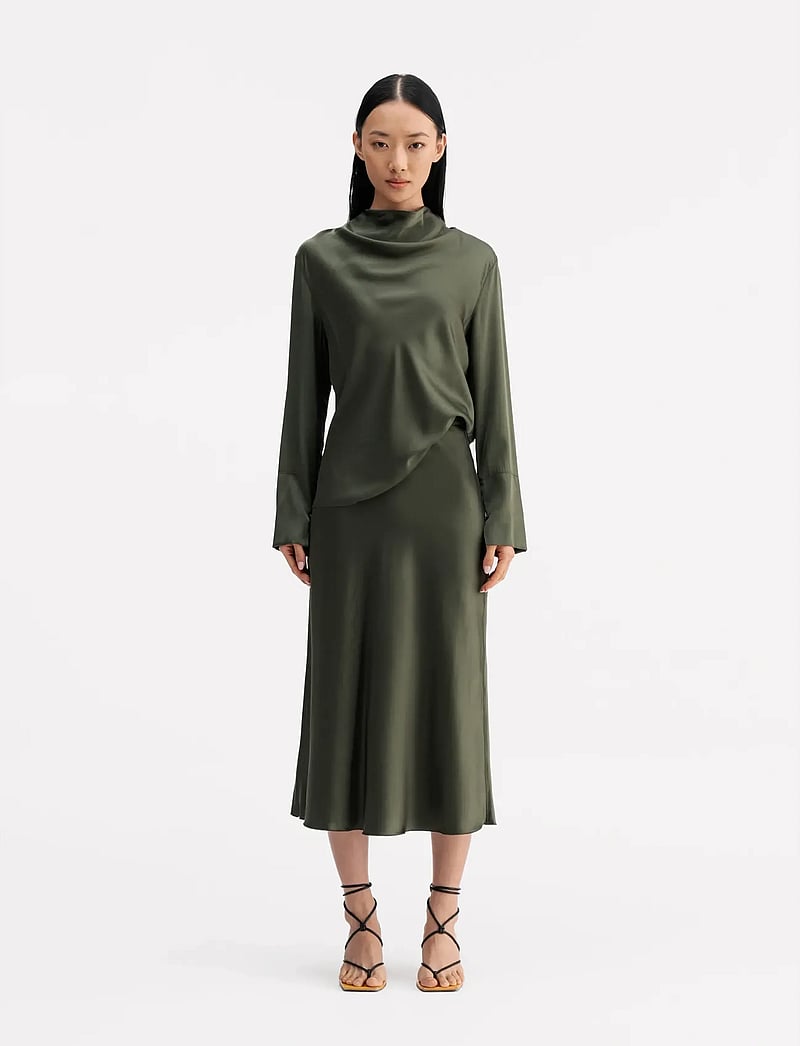 Ahlvar Gallery - Ayumi silk blouse - langärmlige blusen - olive green - 3