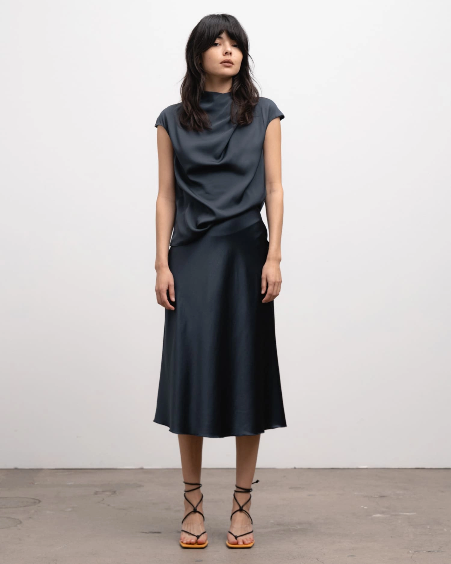 Ahlvar Gallery - Lima silk top - kortærmede bluser - blue grey - 3