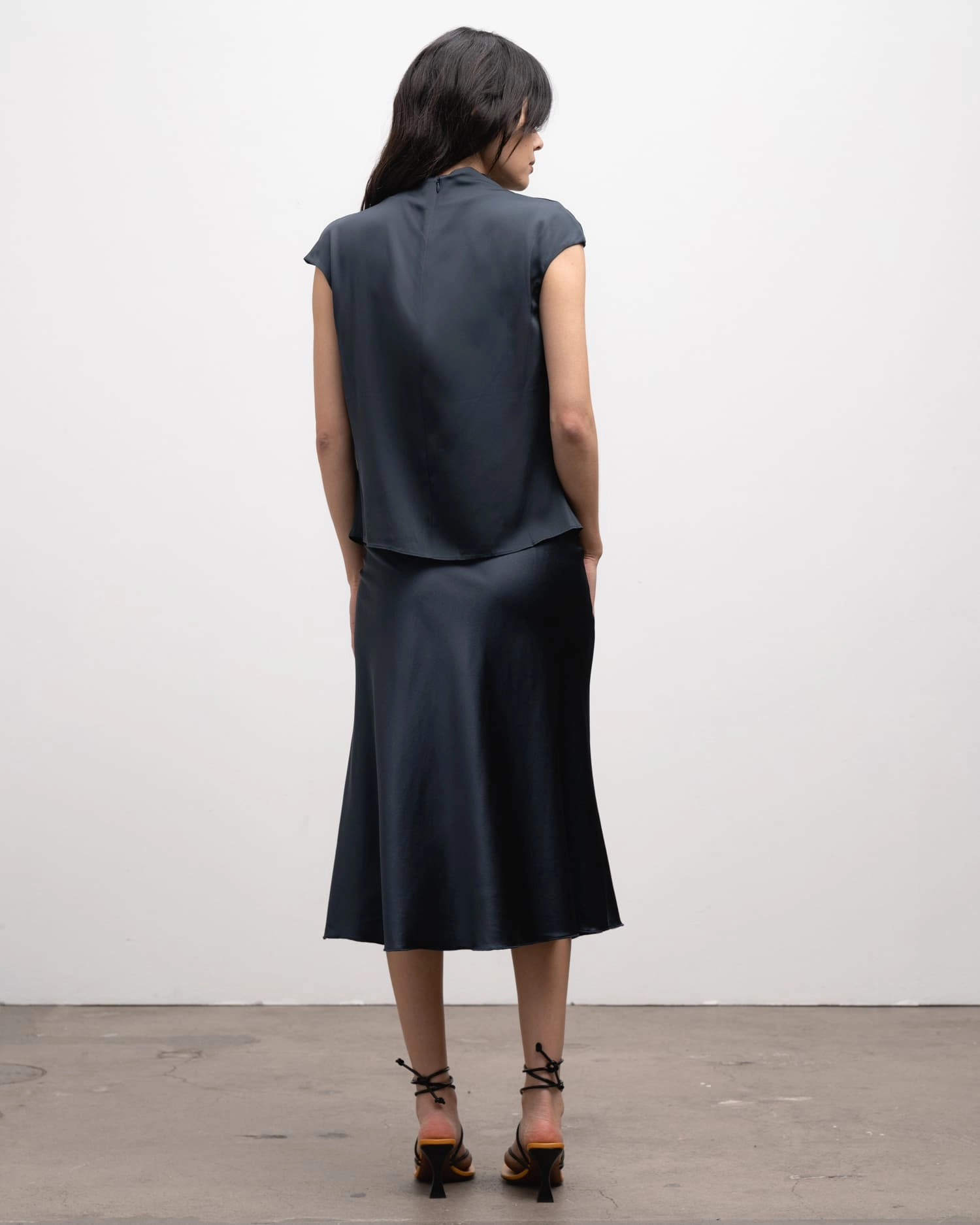 Ahlvar Gallery - Lima silk top - kortærmede bluser - blue grey - 4