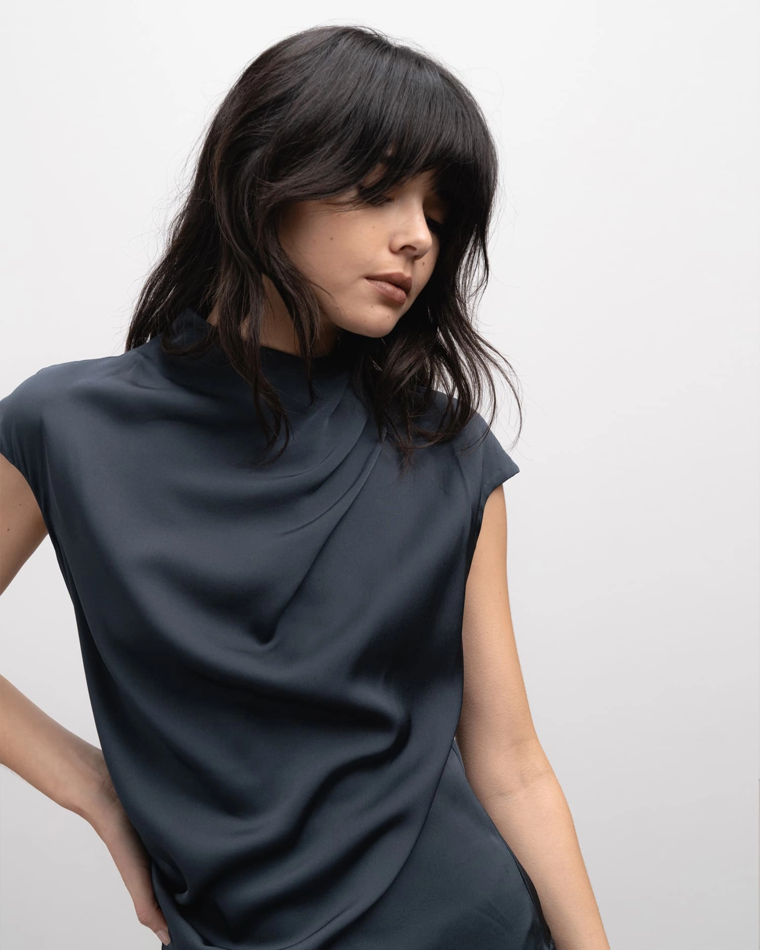 Ahlvar Gallery - Lima silk top - kortærmede bluser - blue grey - 5