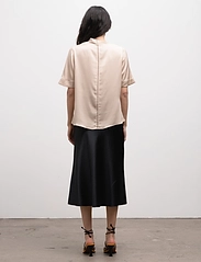 Ahlvar Gallery - Lima tee - short-sleeved blouses - powder - 3