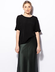 Ahlvar Gallery - Pim tee - short-sleeved blouses - black - 2