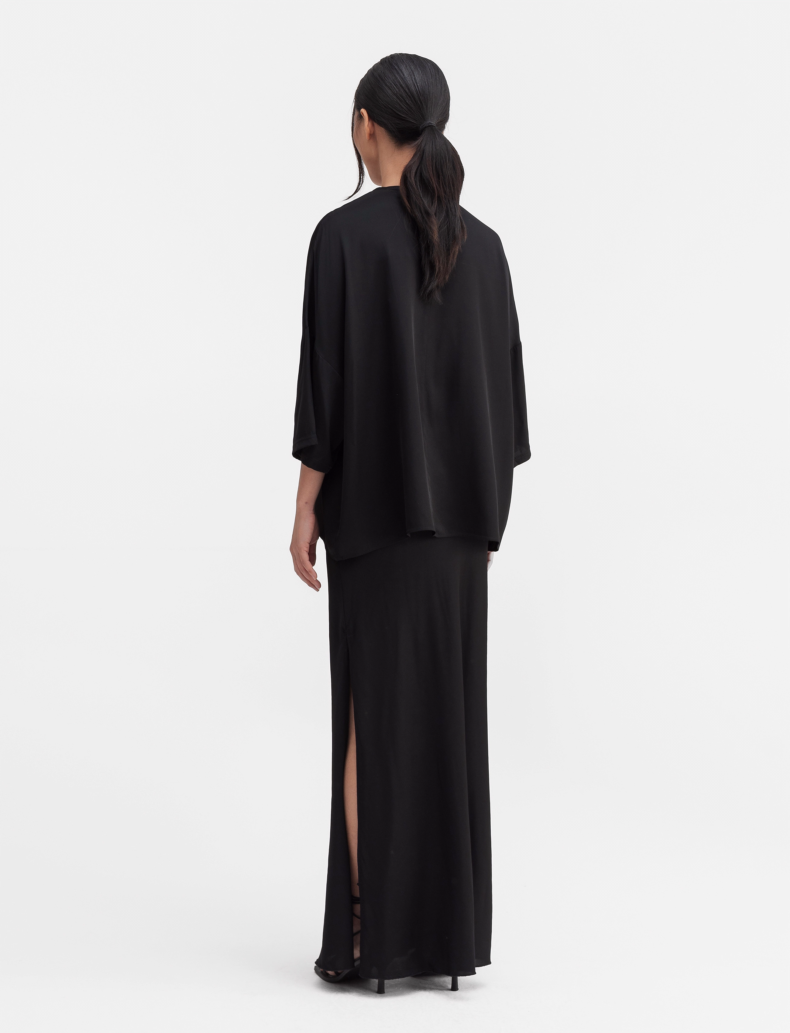 Ahlvar Gallery - Thess silk tee - t-shirts - black - 4