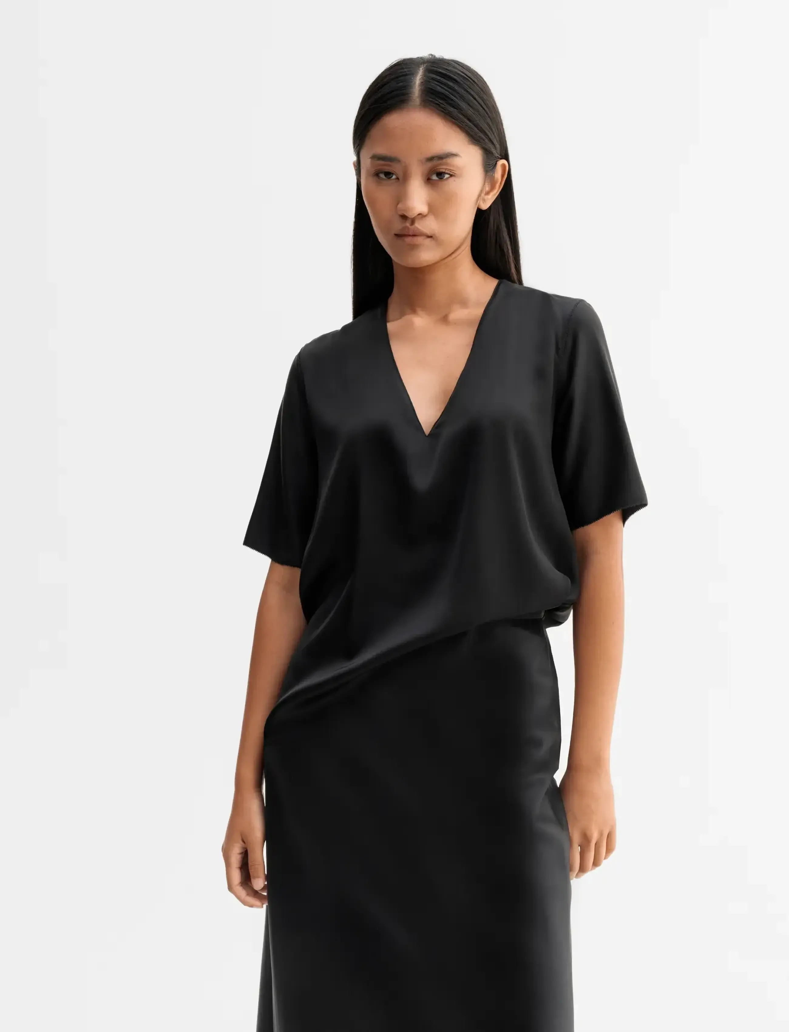 Ahlvar Gallery - Yoli v-neck silk blouse - lühikeste varrukatega pluusid - black - 0