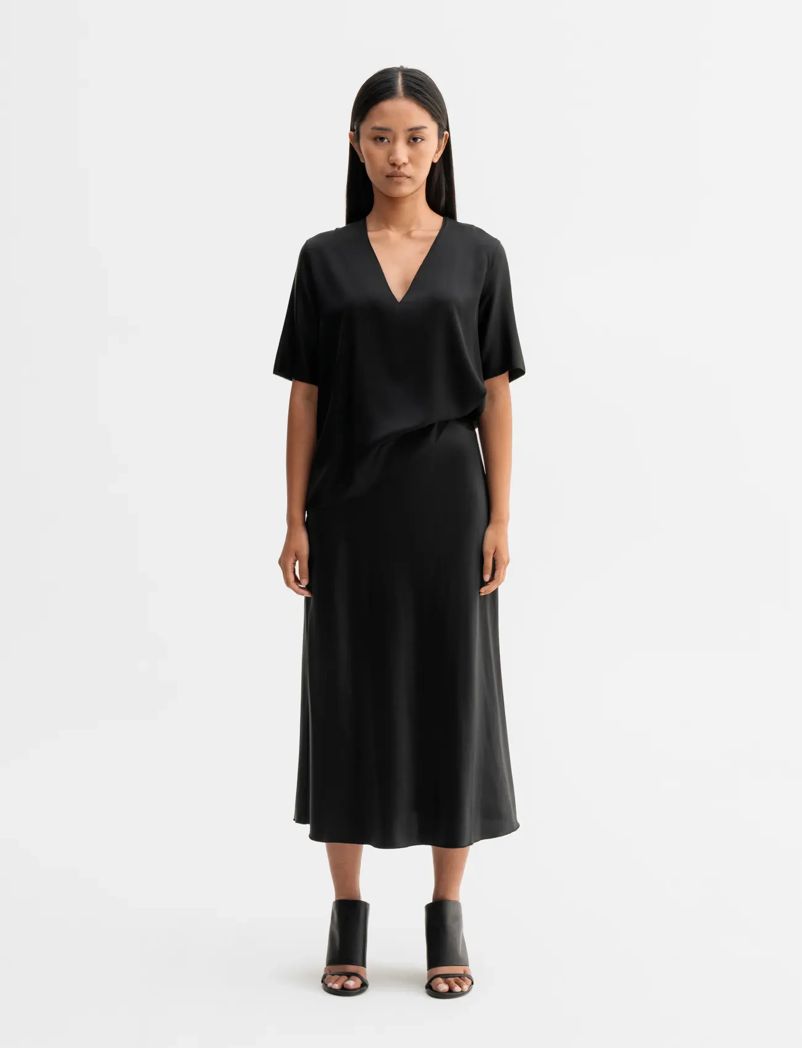 Ahlvar Gallery - Yoli v-neck silk blouse - lühikeste varrukatega pluusid - black - 3