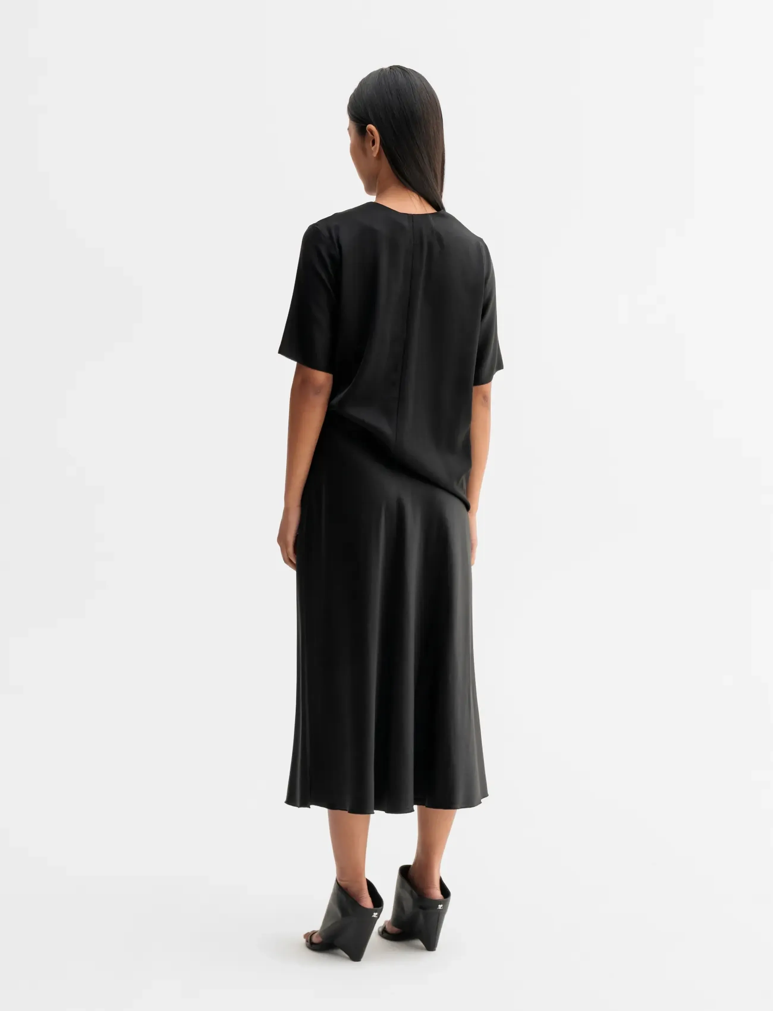 Ahlvar Gallery - Yoli v-neck silk blouse - lühikeste varrukatega pluusid - black - 4