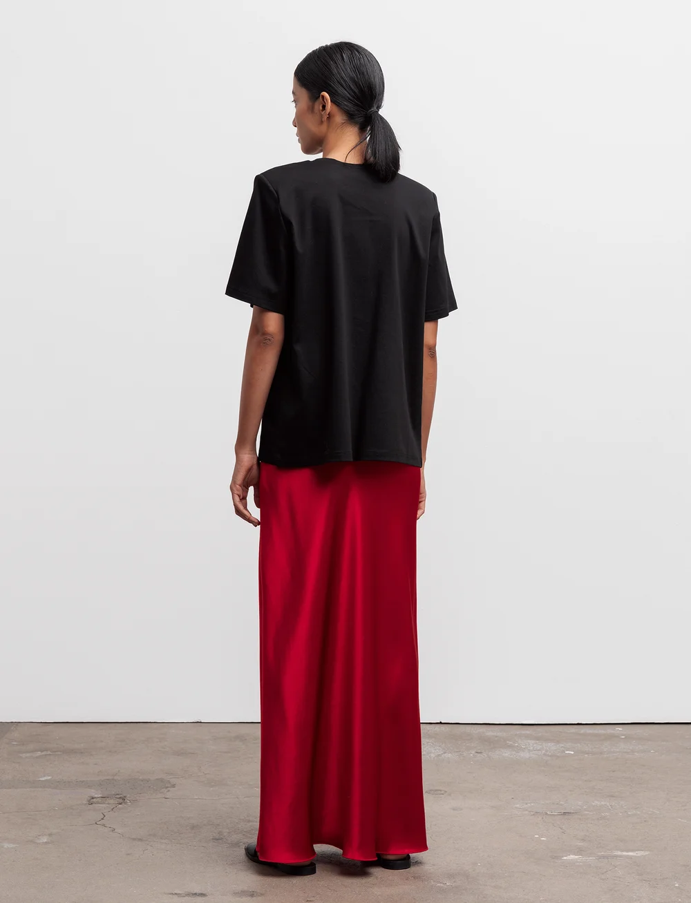Ahlvar Gallery - Hana long logo satin skirt - satinröcke - red - 4