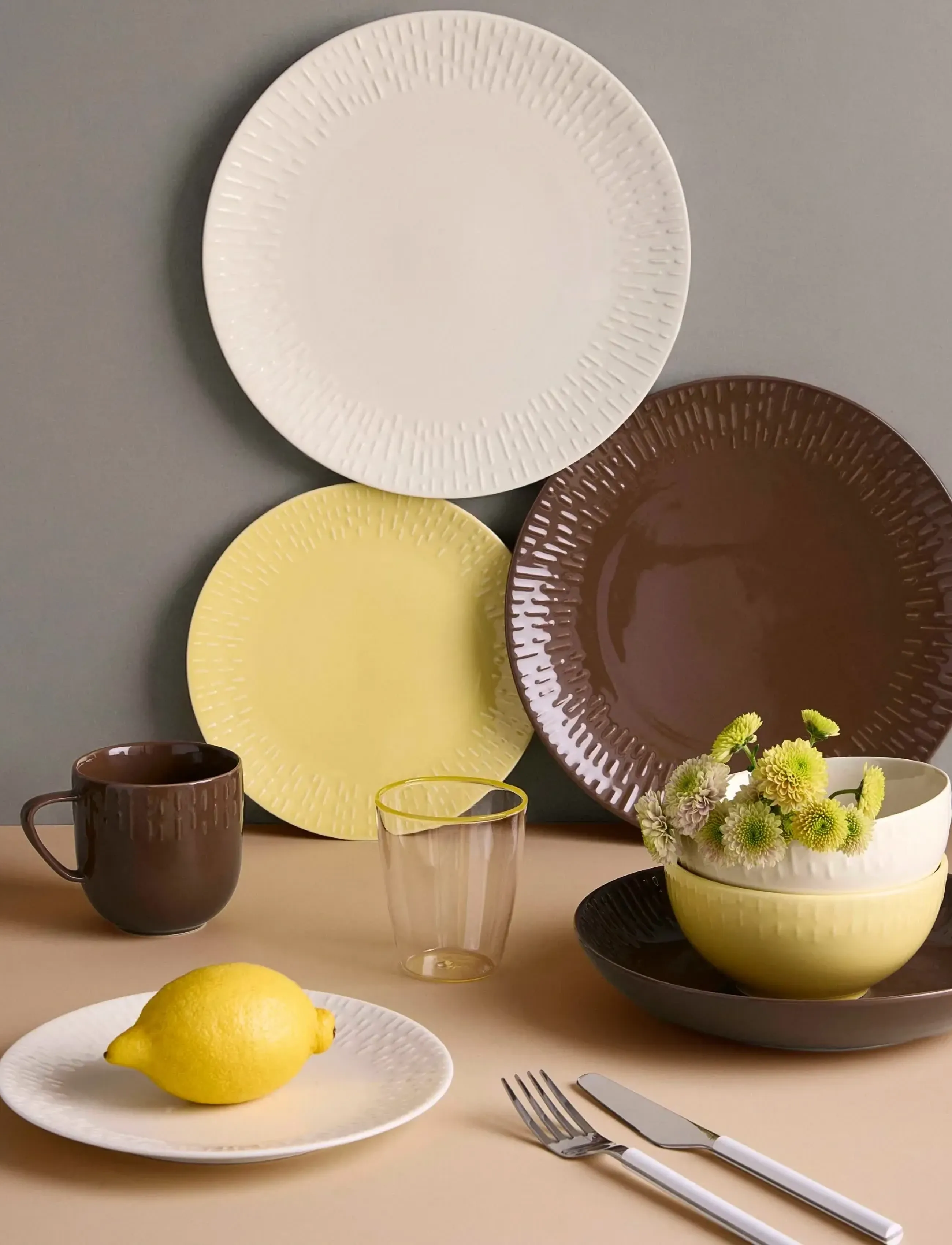 Aida Confetti Chocolate Pasta Tall. M/Relief Porcelæn 1 Stk 23 Cm., Ø cm, Plates, Braun - Homeware