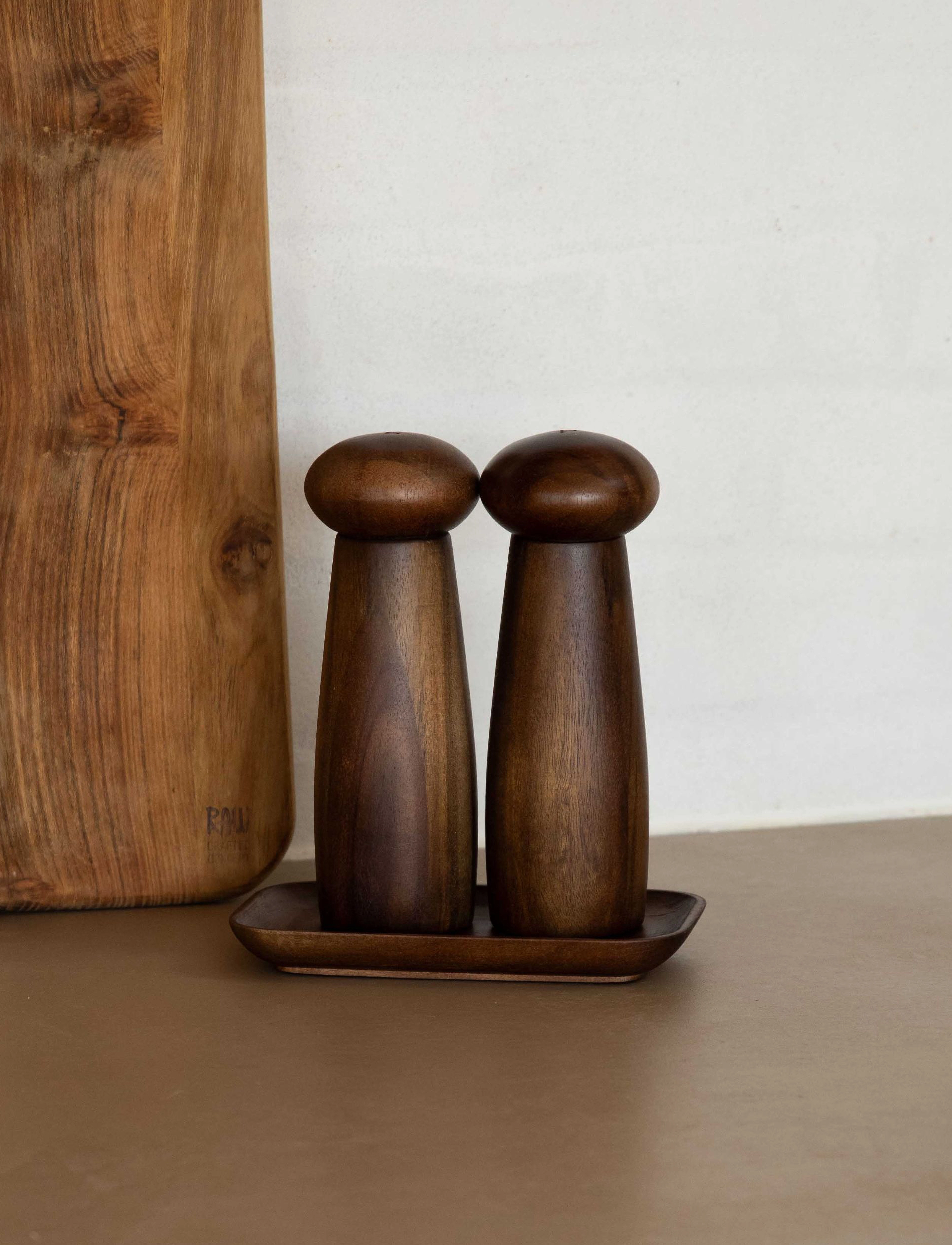 Aida Raw Keramisk Kværnesæt Med Bakke Mørk Teak, One Size, Grinders - Salt & Pepper Shakers, Homeware