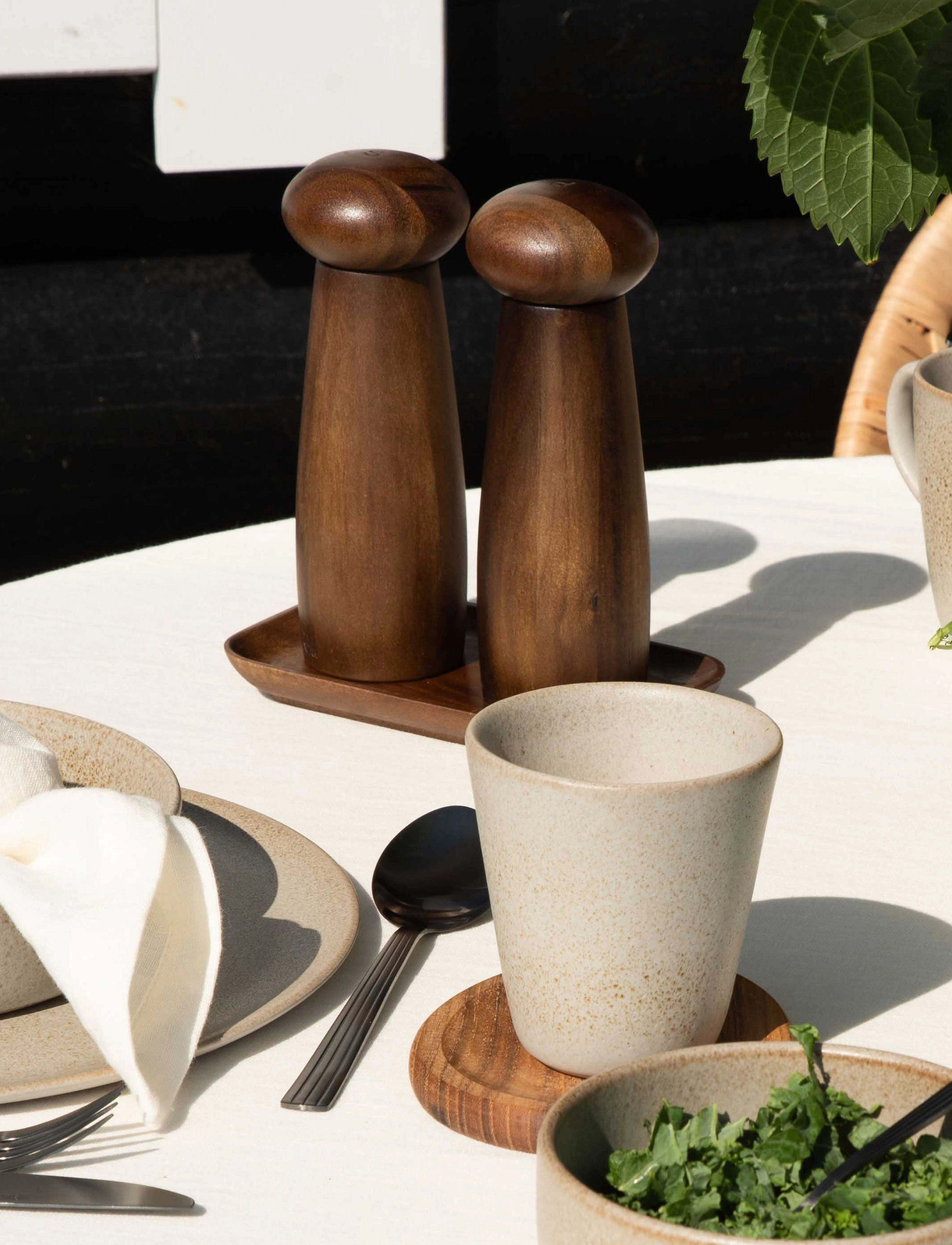 Aida - RAW - keramisk kværnesæt med bakke mørk teak - sāls un piparu dzirnaviņas - natural - 2
