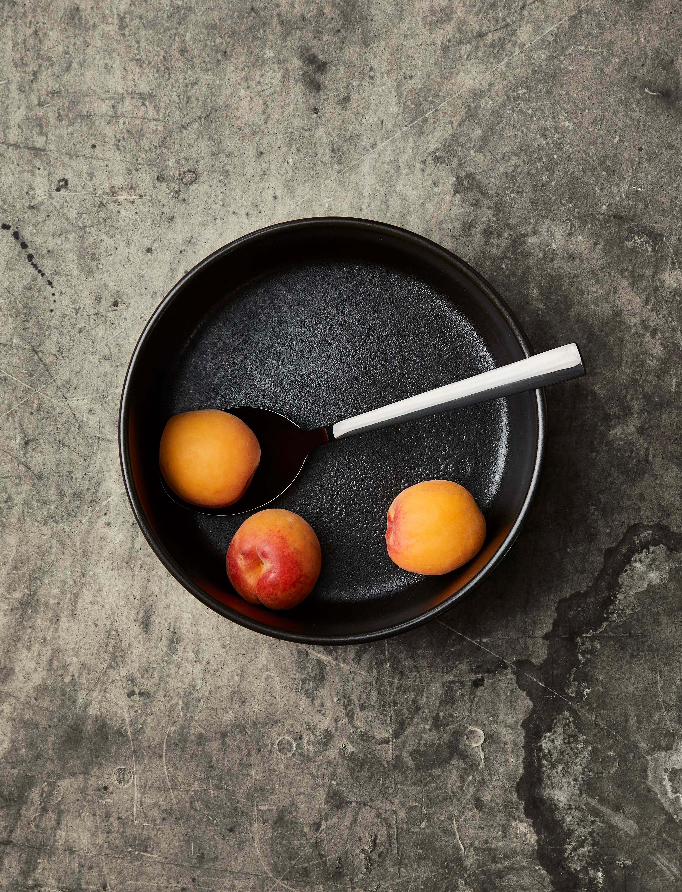 Aida - RAW Titanium Black - skål høj  1 stk  d19,5 x h8 cm gaveæske - fruit bowls - black - 2