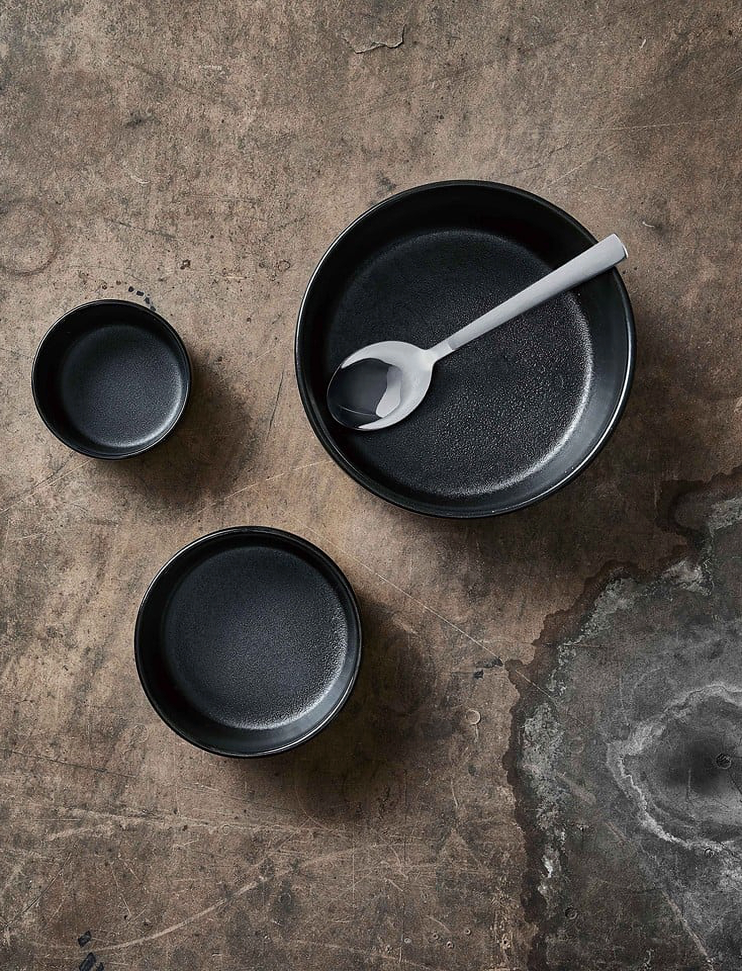 Aida Raw Titanium Black - Skålesæt 3 Dele D19,5 X H8 cm 1 Stk + D13,5Xh6 cm + D9,5Xh4,5 cm Gaveæske, One Size, Black, Skåle Og Serveringsfade > Server