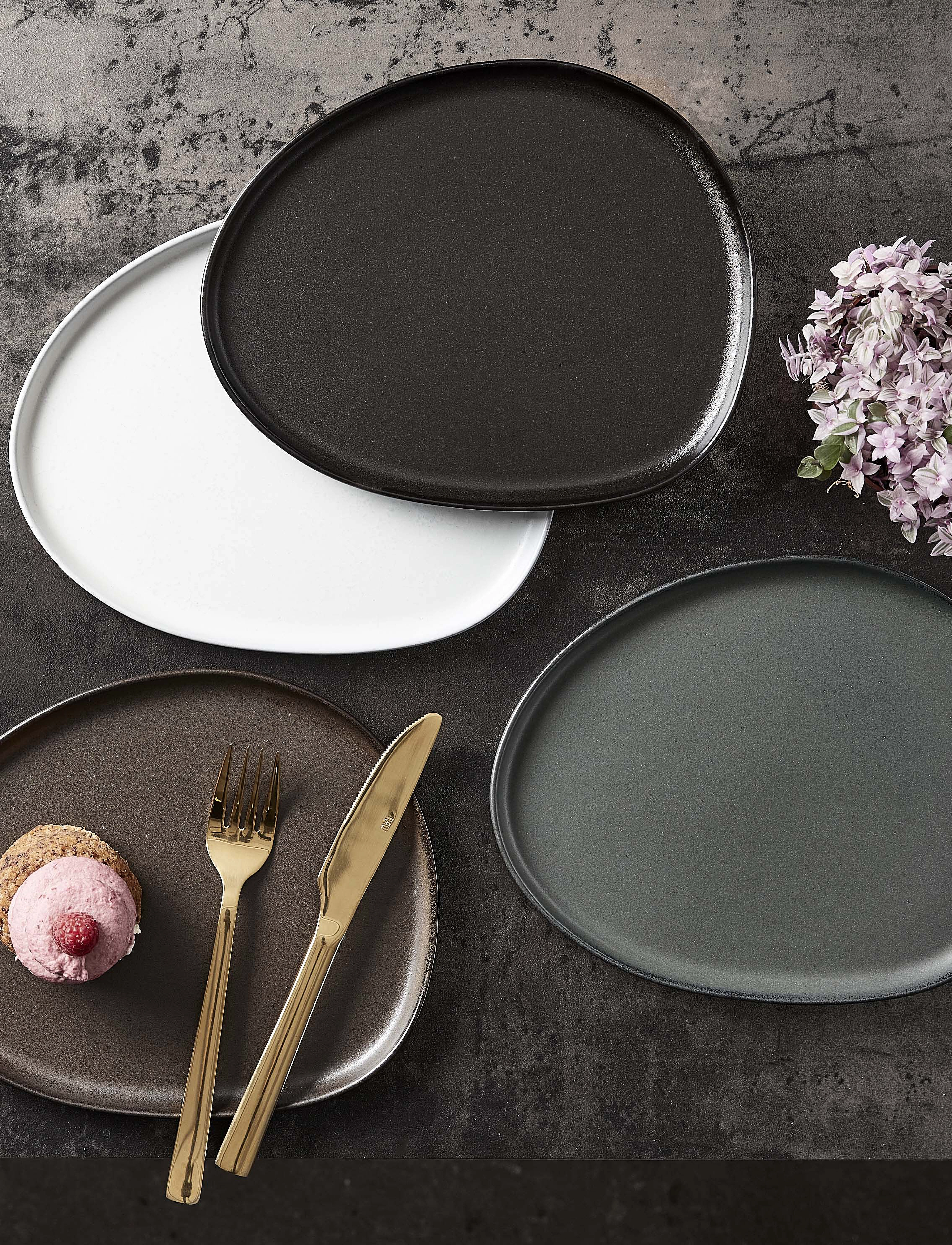 Aida Raw Titanium Black - Organic Frokost Tallerken 1 Stk 24X21 cm, One Size, Black, Serveringsfade > Serveringsfade, Unisex