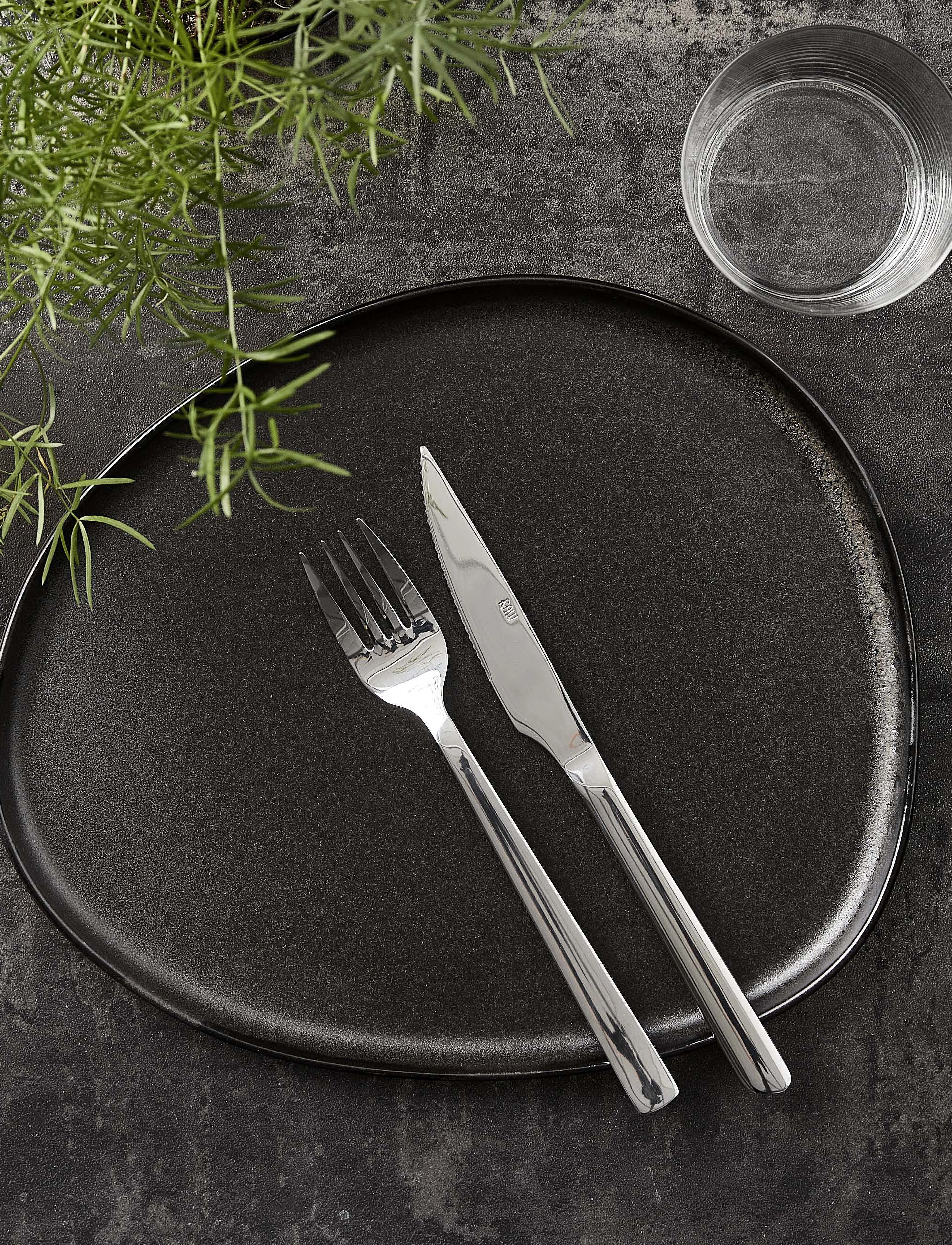 Aida Raw Titanium Black - Organic Middags Tallerken 1 Stk 29X25 cm, One Size, Black, Serveringsfade > Serveringsfade, Unisex