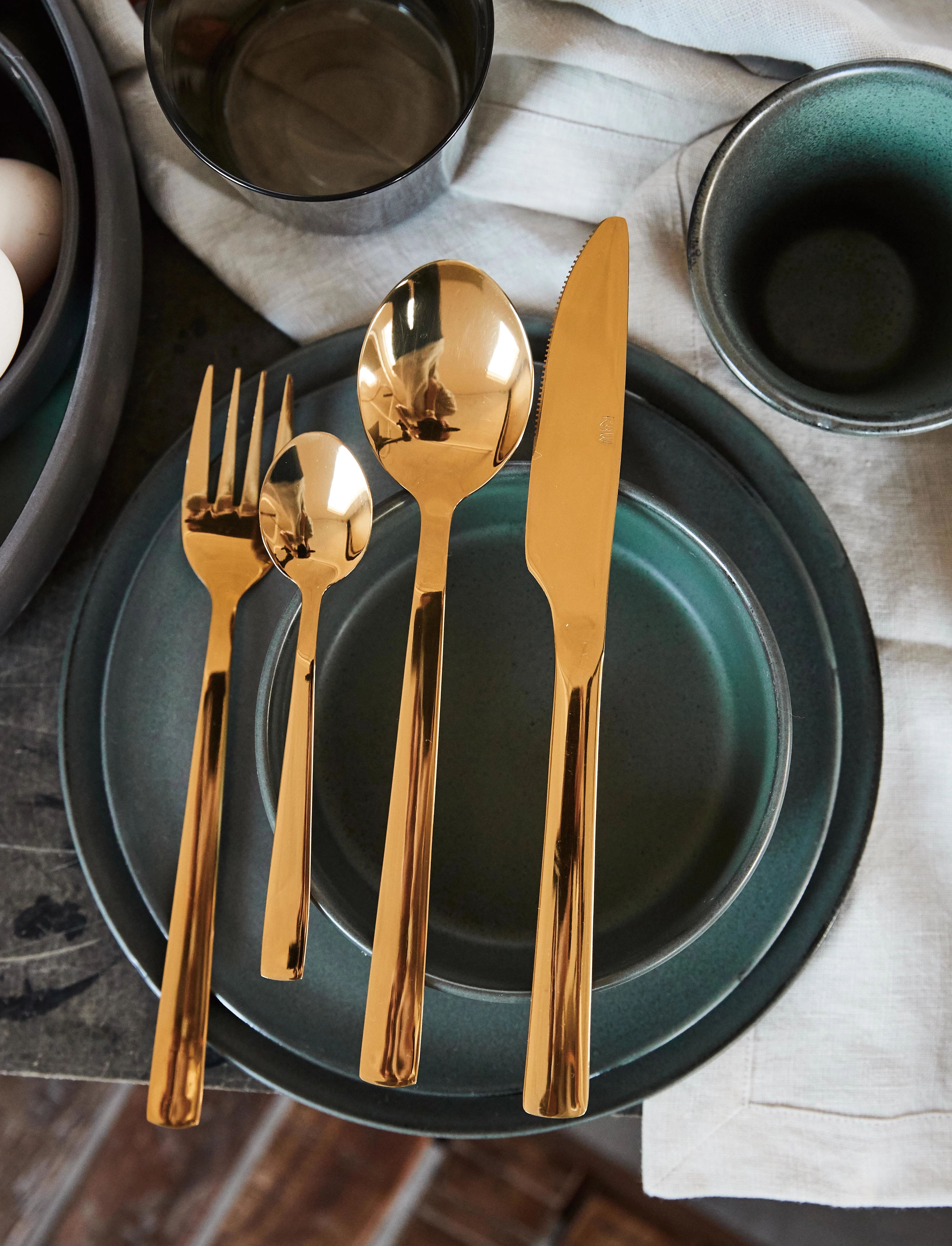 Aida - RAW - bestik 16 dele sæt guld farvet belægning  4 x (kniv, ske, gaffel, kaffeske) gaveæske - bestiksæt - gold - 2