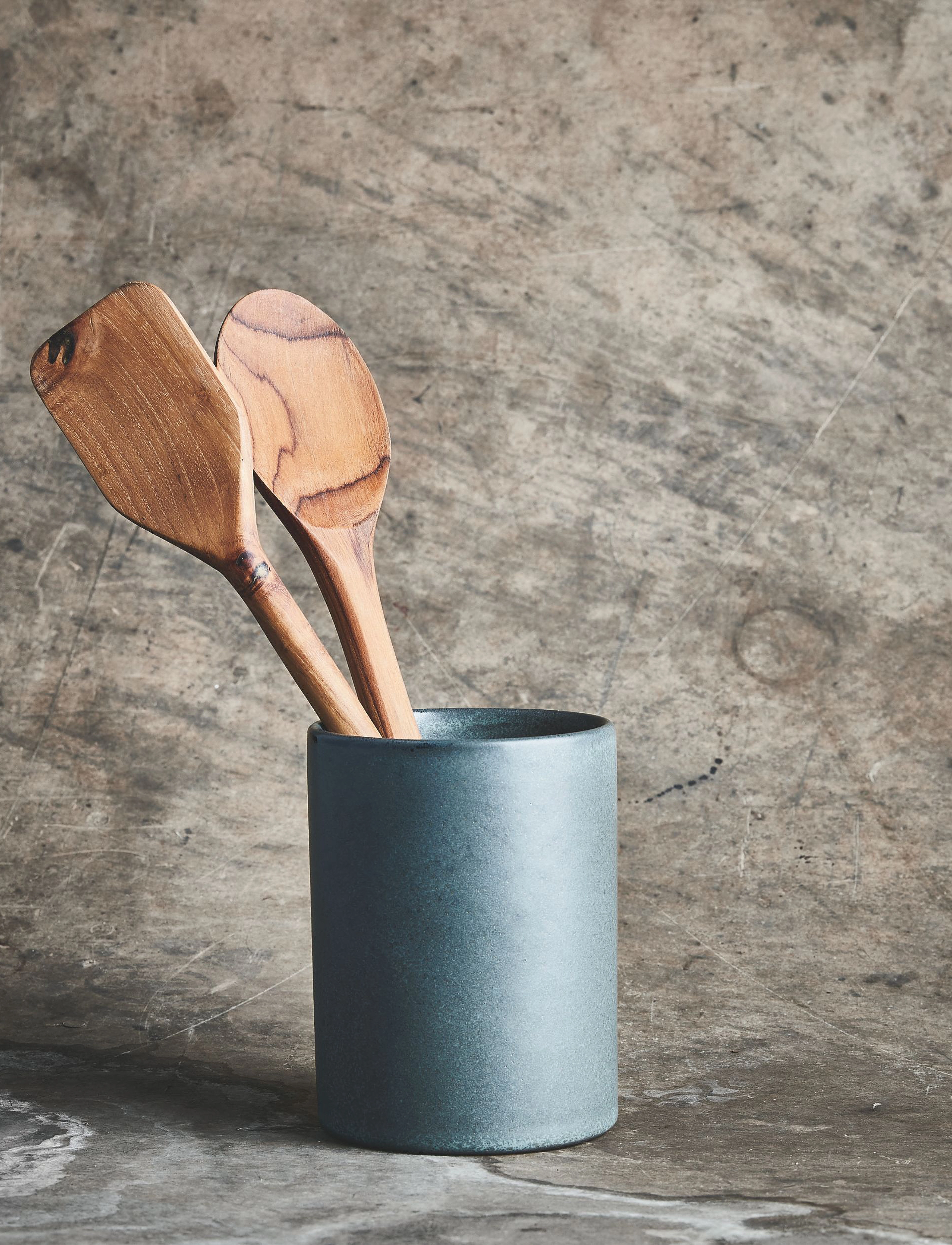 Aida Raw Northern Green Redskabskrukke M/Palet + Grydeske I Teak 1 Stk H15Xd10 Cm Gaveæske, One Size, Kitchen, Blau - Kitchen Storage, Homeware