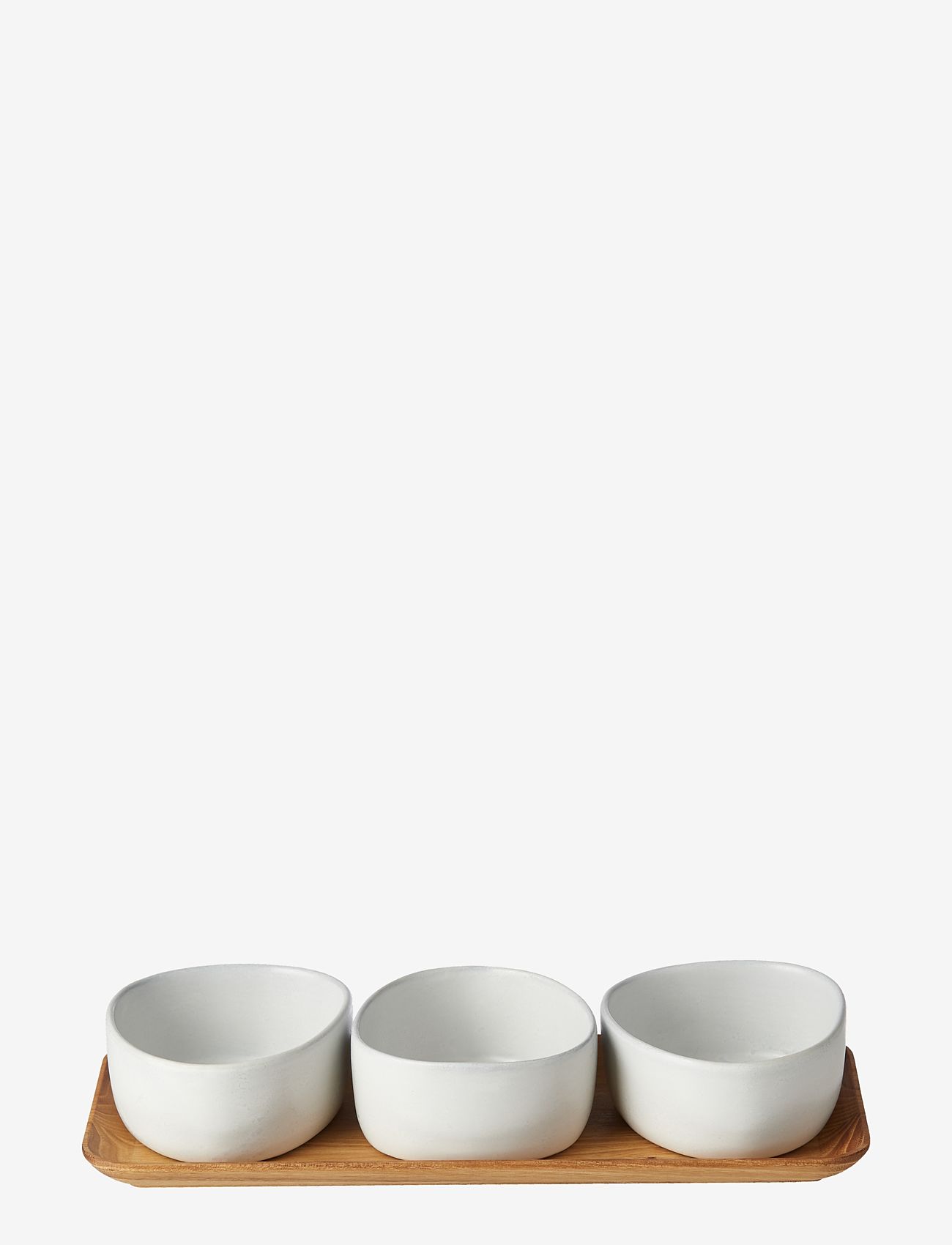 Aida - RAW 3 x organic Arctic White bowl on teakwooden board Bowl - serveerimisnõud - white - 0