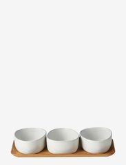 Aida - RAW 3 x organic Arctic White bowl on teakwooden board Bowl - serveringsskåle - white - 0